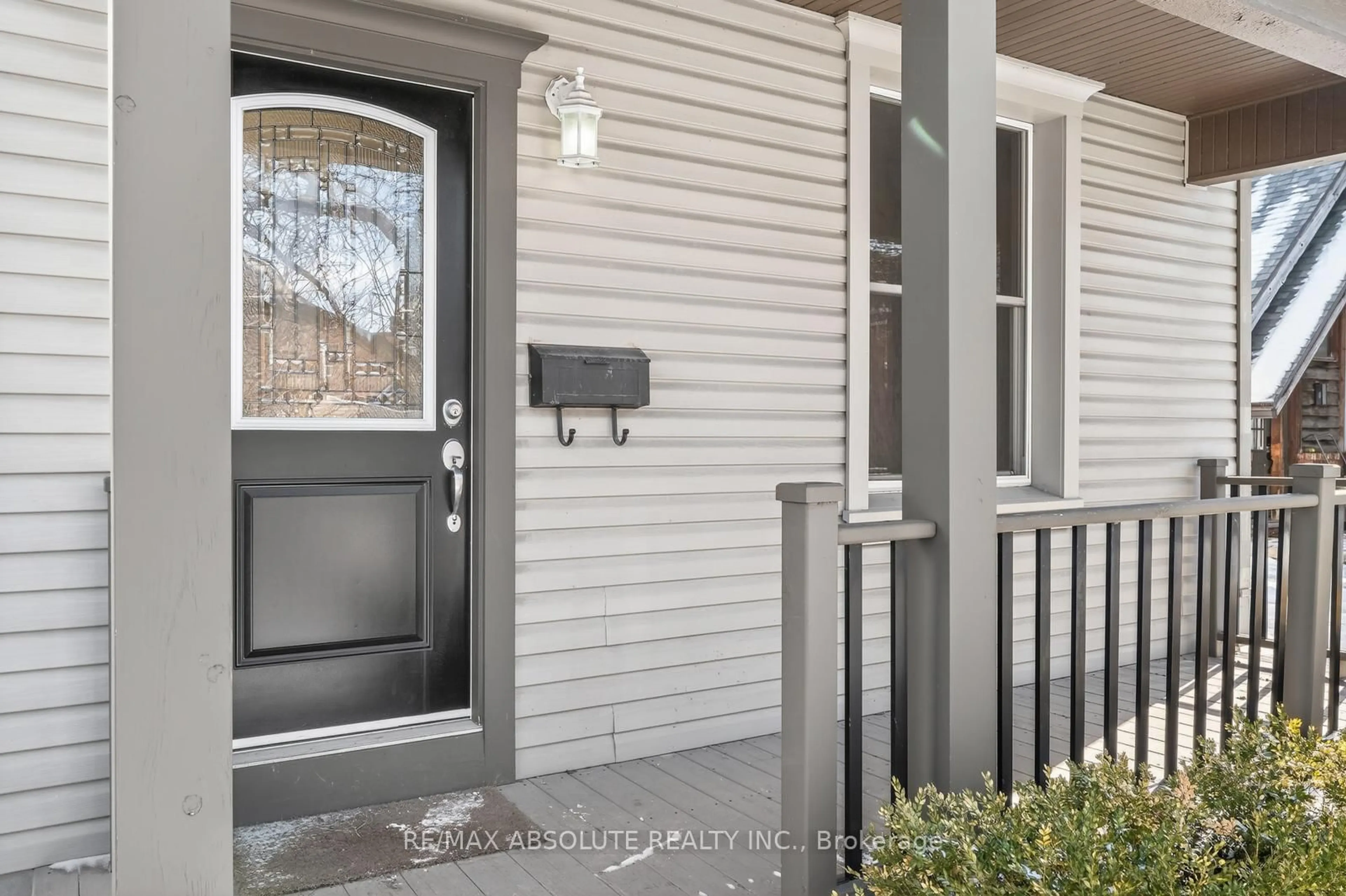 Indoor entryway for 181 LEBRETON St, Ottawa Ontario K1R 7H7