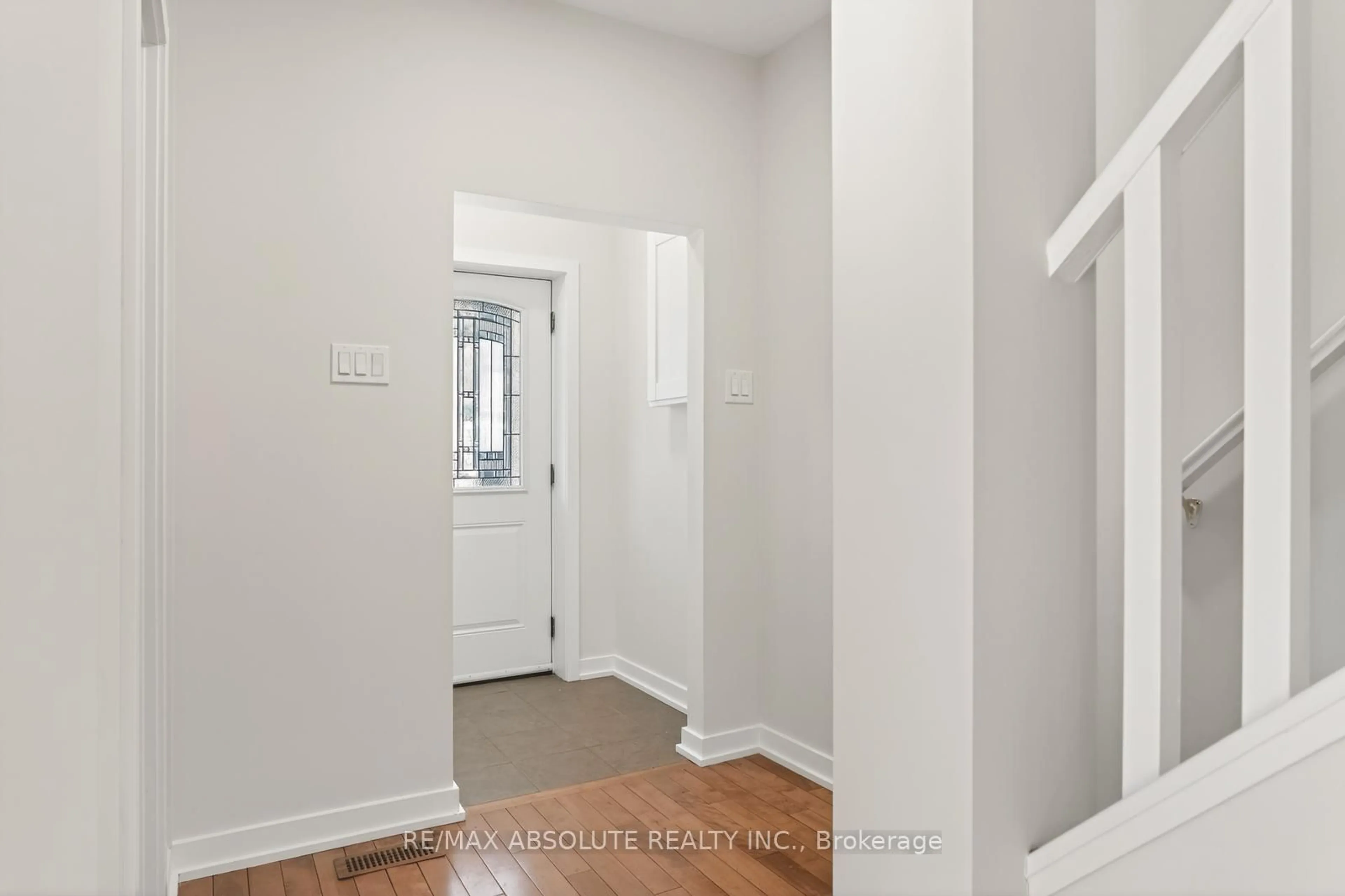 Indoor entryway for 181 LEBRETON St, Ottawa Ontario K1R 7H7