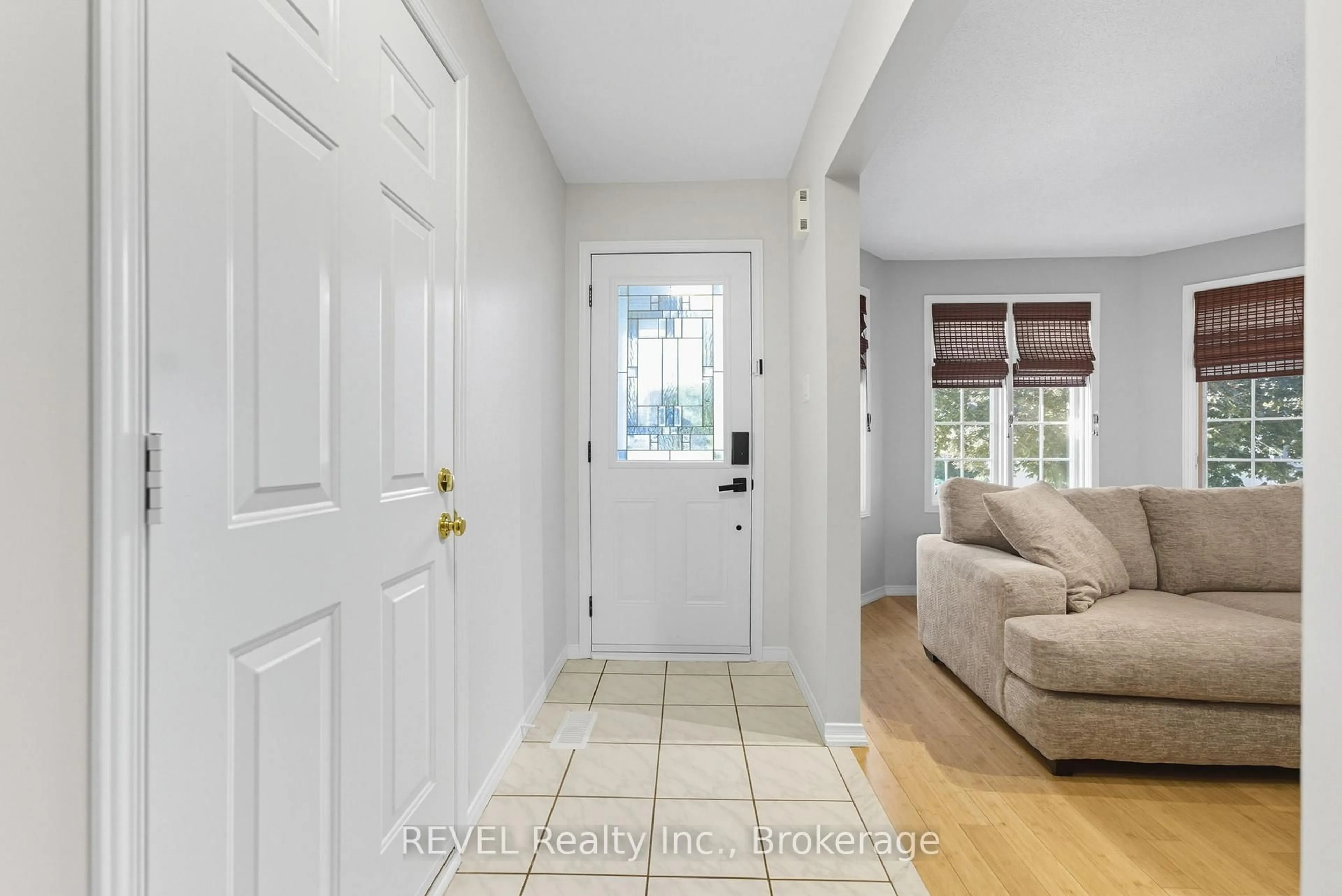 Indoor entryway for 11 Supreme Dr, Hamilton Ontario L8W 3V1