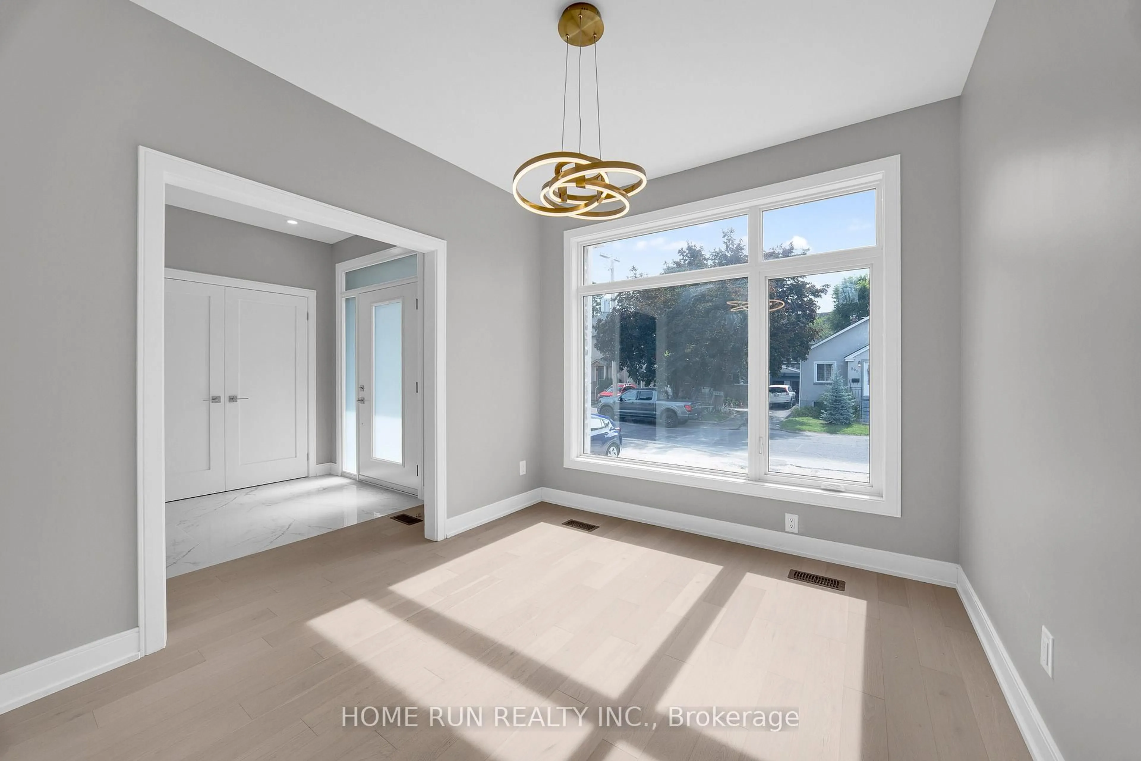 Indoor entryway for 295 Dovercourt Ave, Ottawa Ontario K1Z 7H4