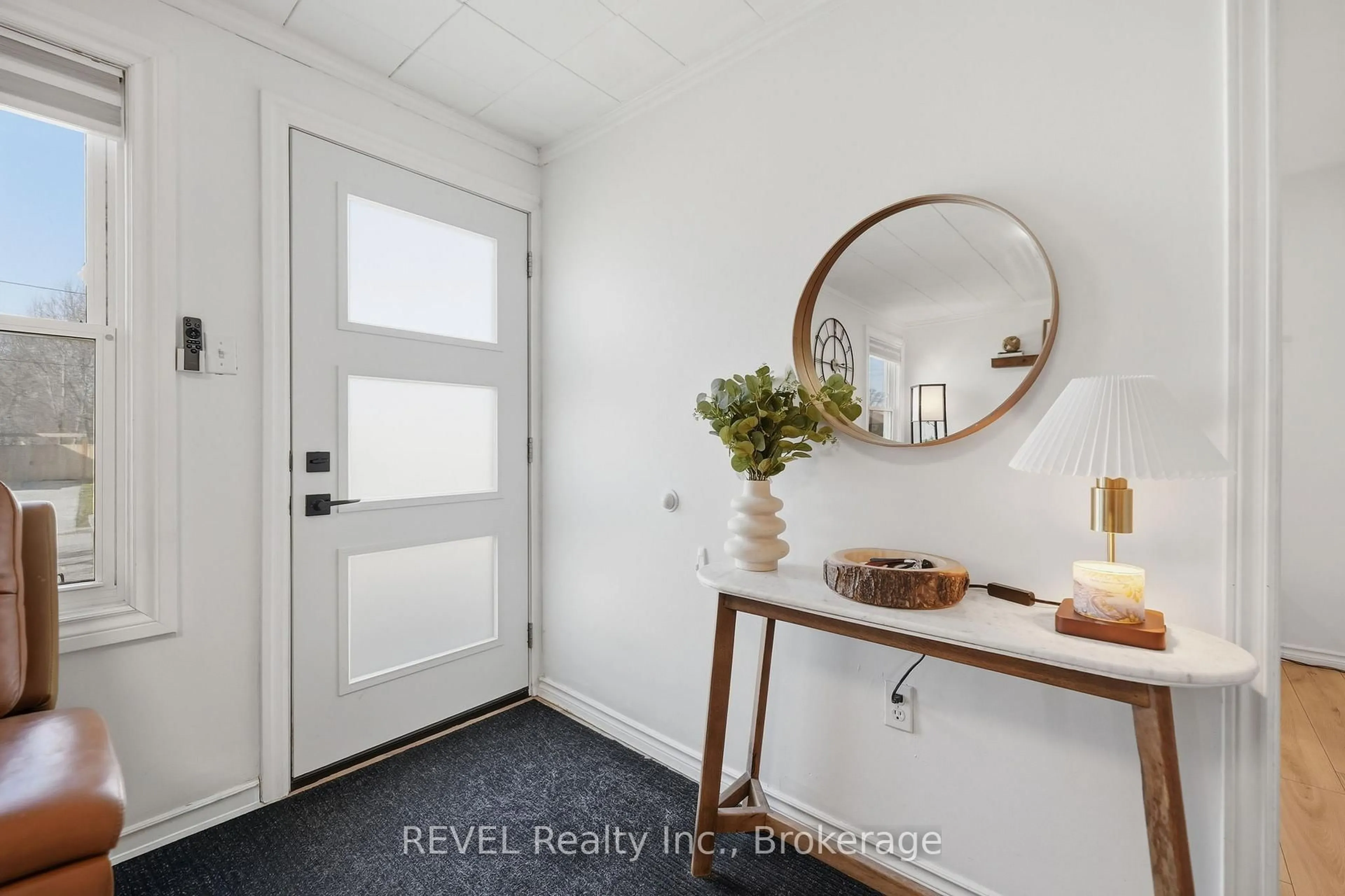 Indoor entryway for 77 Ellen St, Fort Erie Ontario L2A 4C9