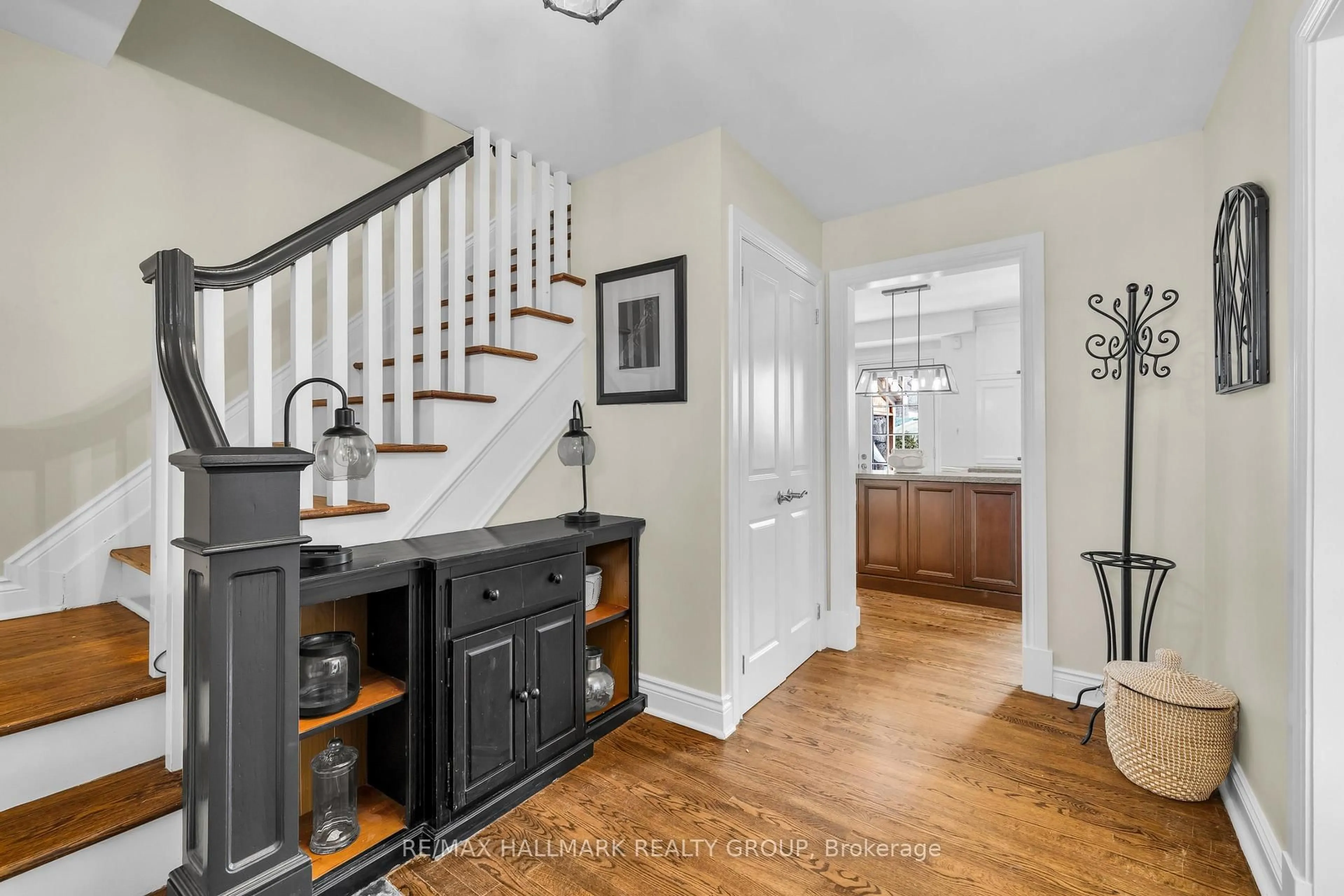 Indoor entryway for 547 Denbury Ave, Ottawa Ontario K2A 2N8