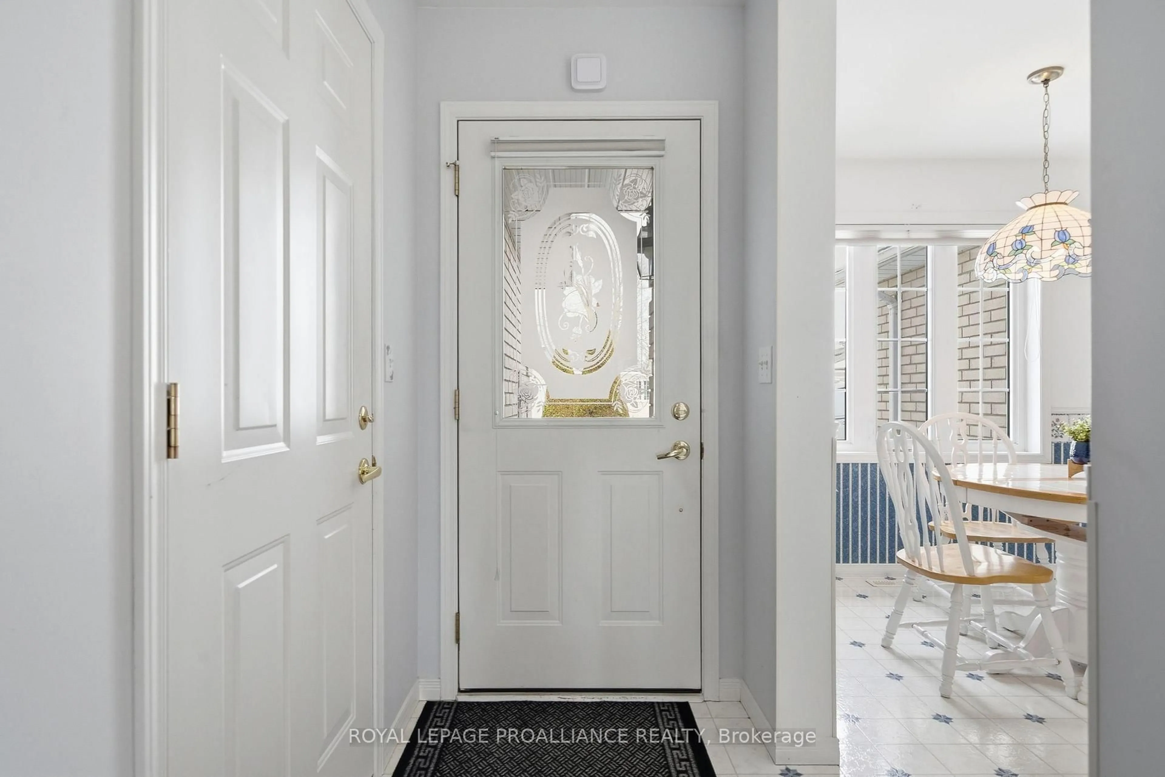 Indoor entryway for 17 Pinegrove Crt, Belleville Ontario K8N 5X9