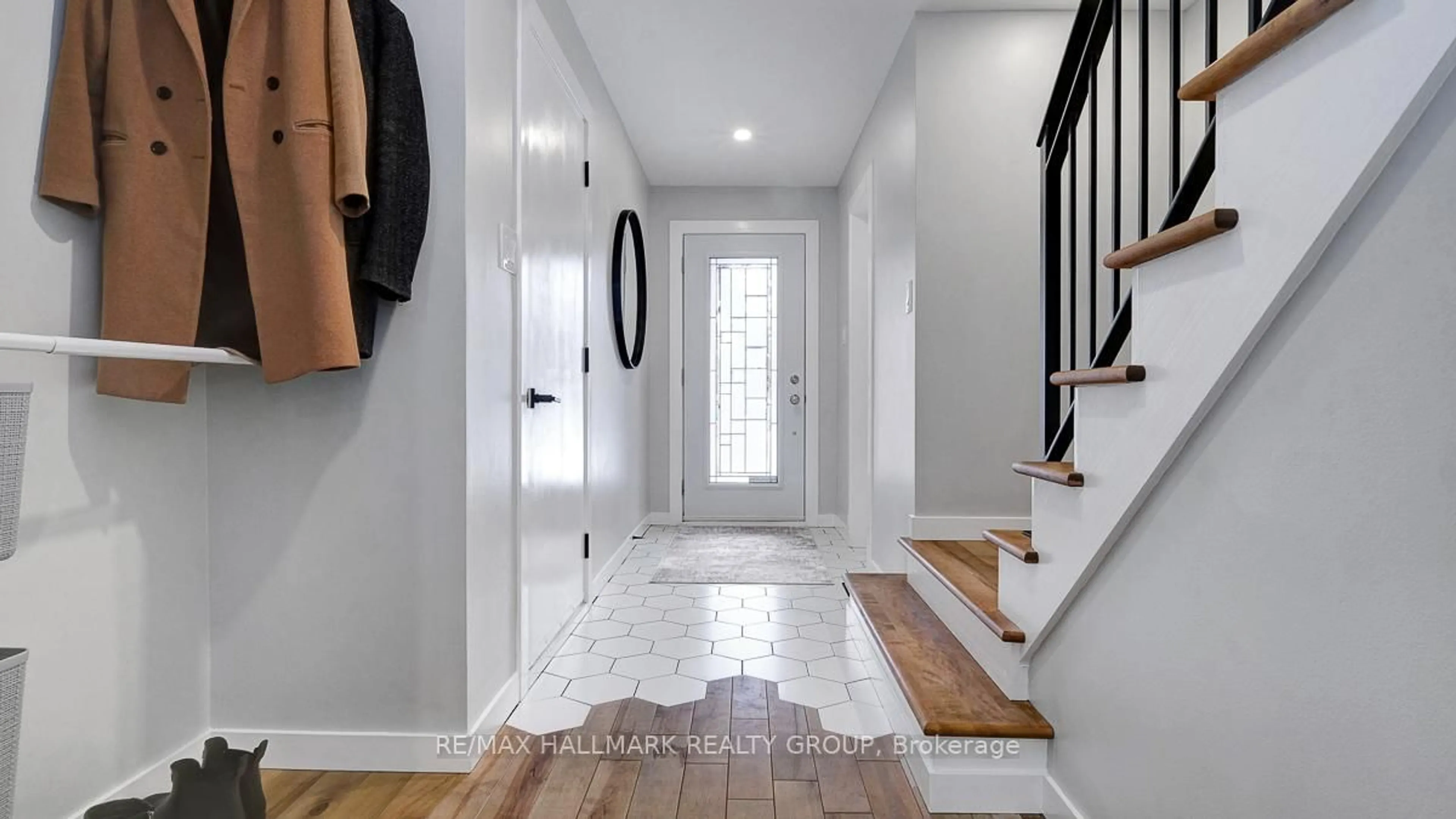 Indoor entryway for 78 Havenhurst Cres, Ottawa Ontario K1T 3G5