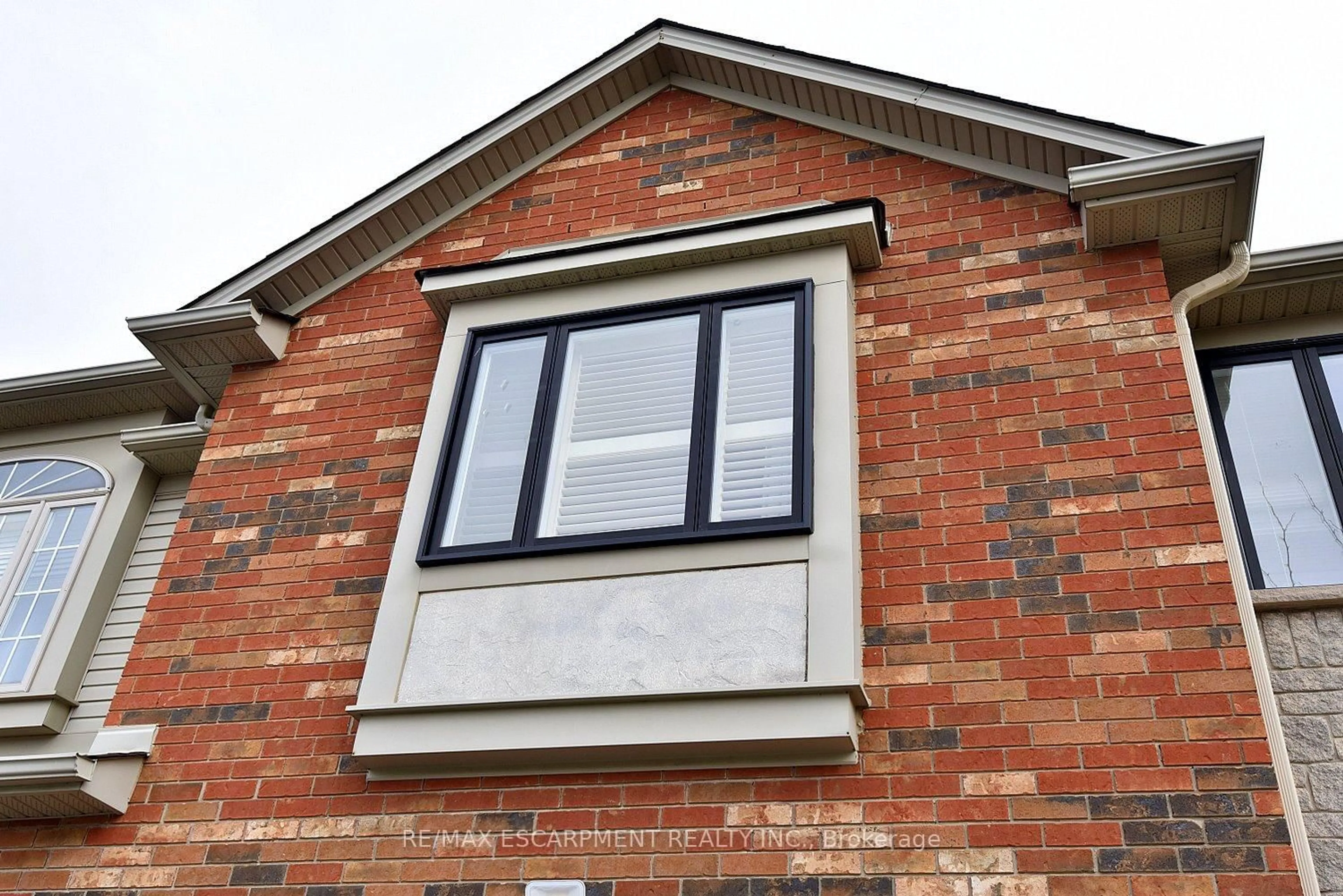 Home with brick exterior material, building for 111 Magnolia Cres, Grimsby Ontario L3M 5R5