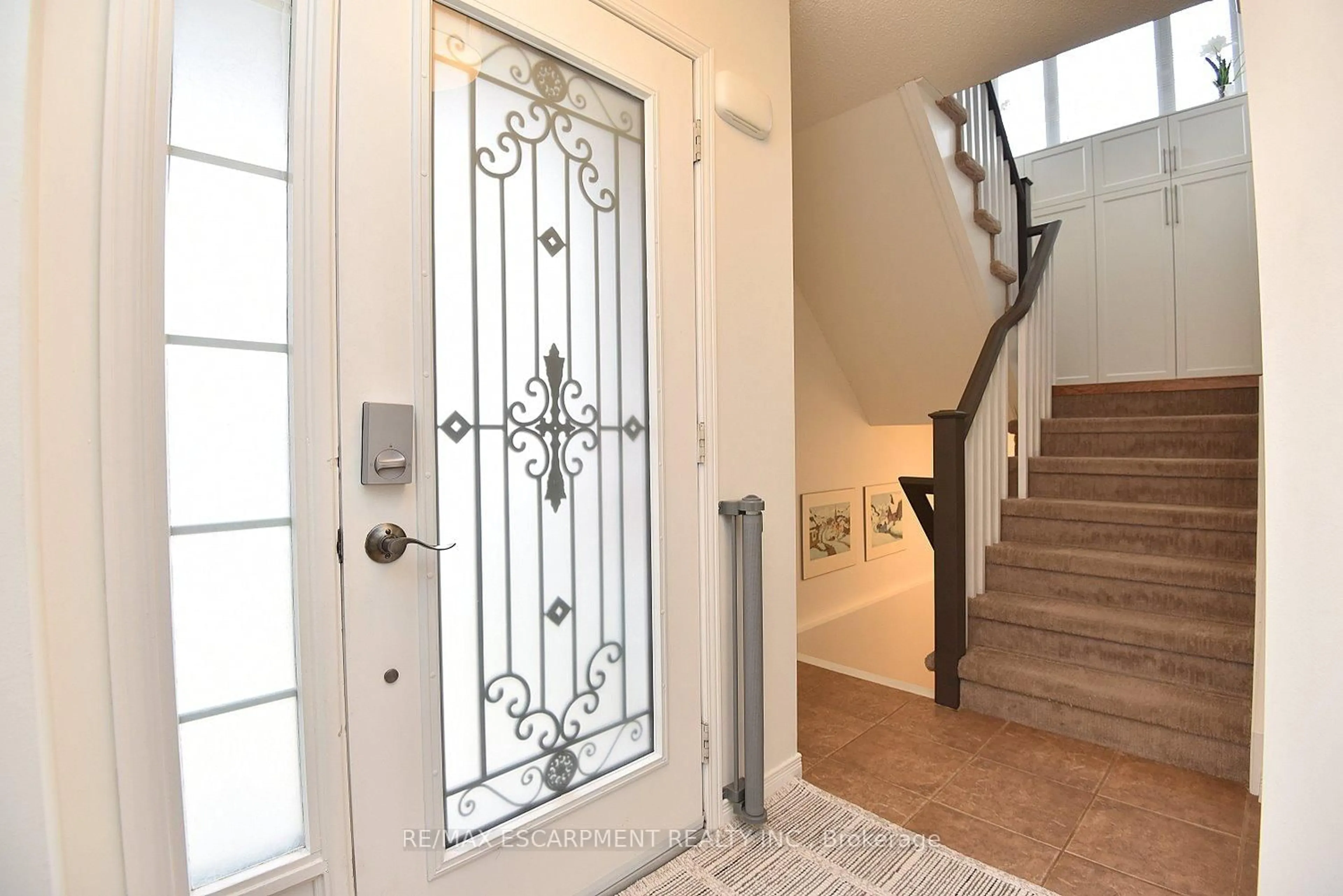 Indoor entryway for 111 Magnolia Cres, Grimsby Ontario L3M 5R5