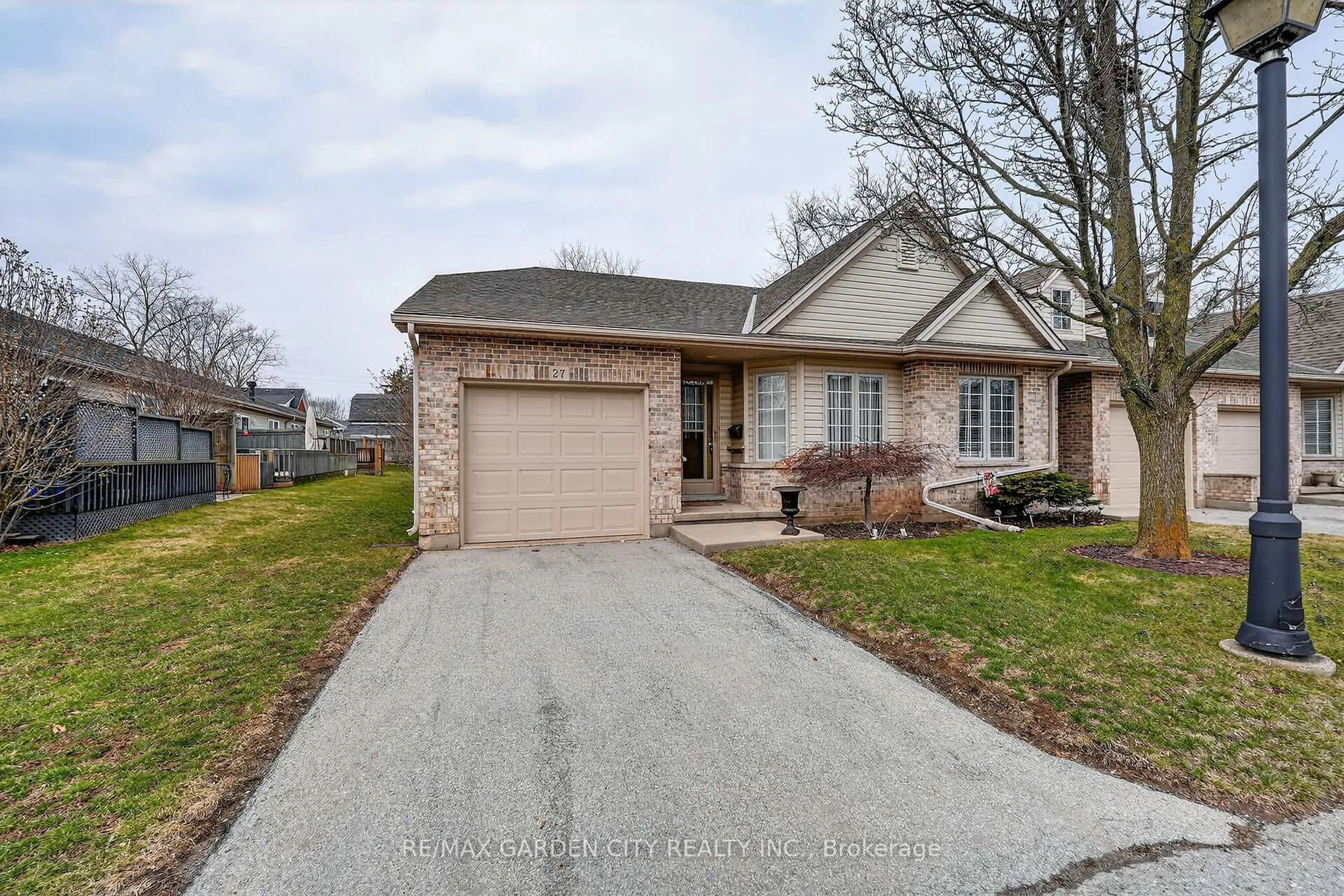 Home with brick exterior material, street for 303 Central Ave #27, Grimsby Ontario L3M 5L7