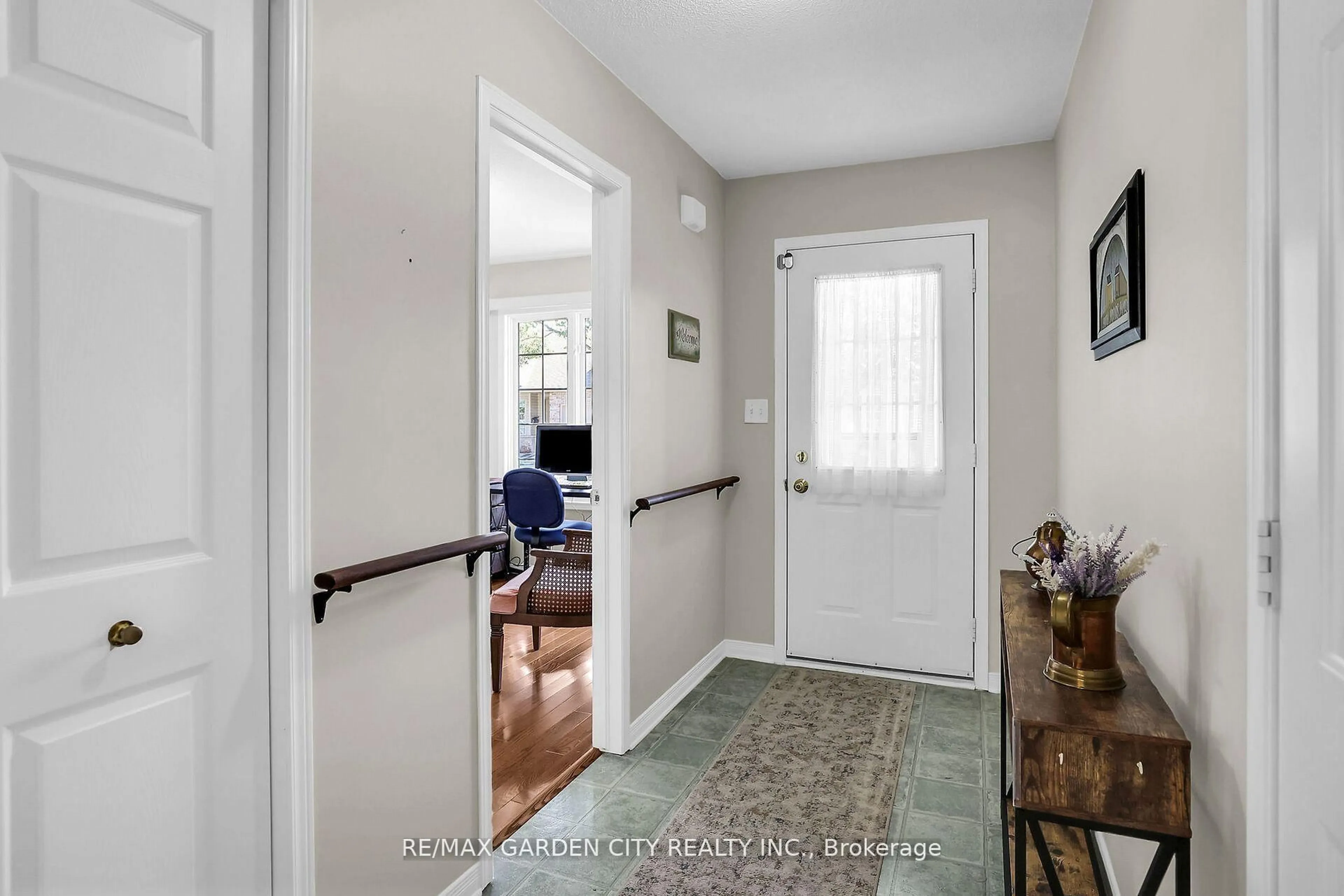Indoor entryway for 303 Central Ave #27, Grimsby Ontario L3M 5L7