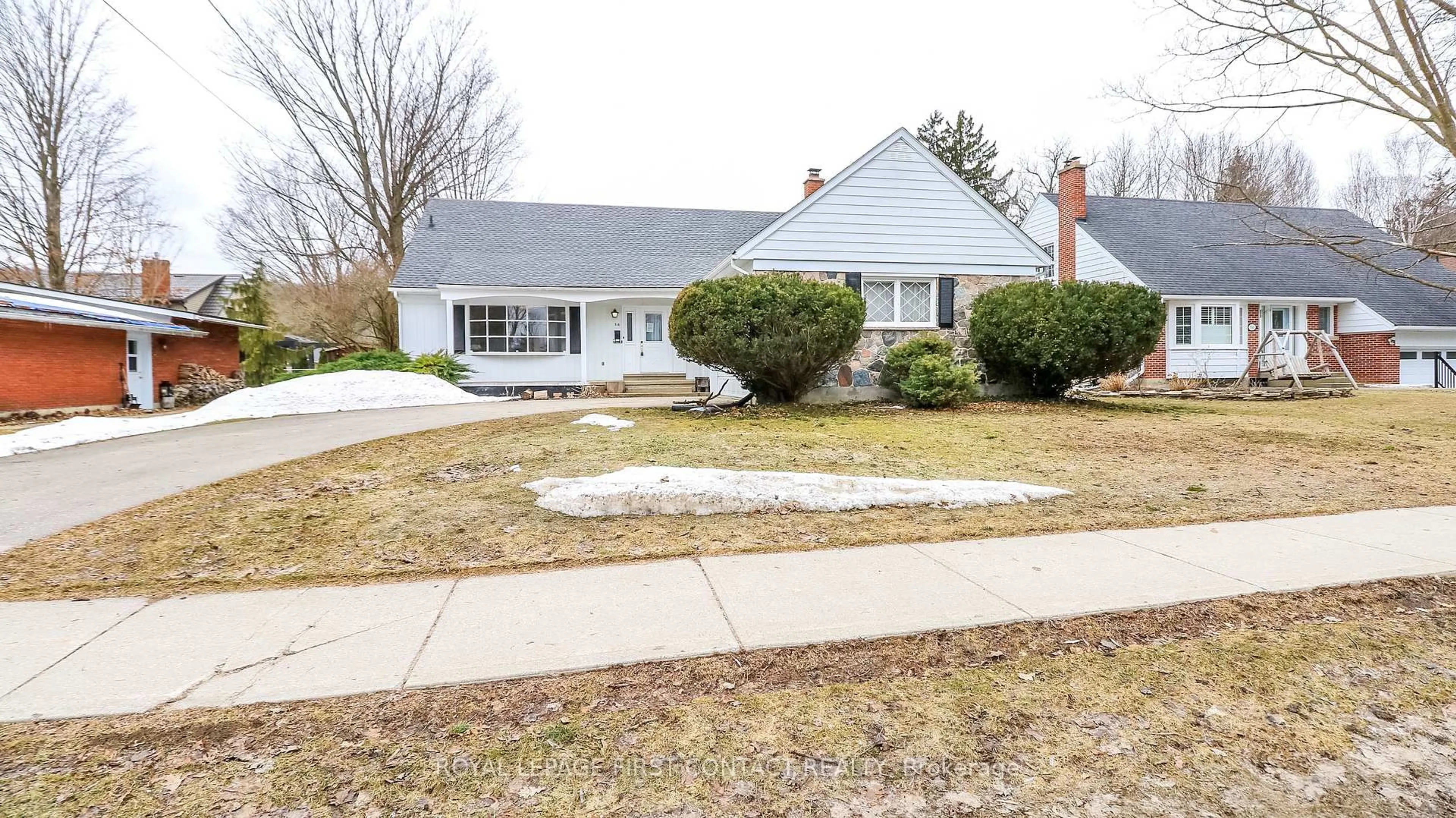 Home with vinyl exterior material, street for 518 4th Ave, Owen Sound Ontario N4K 4V4