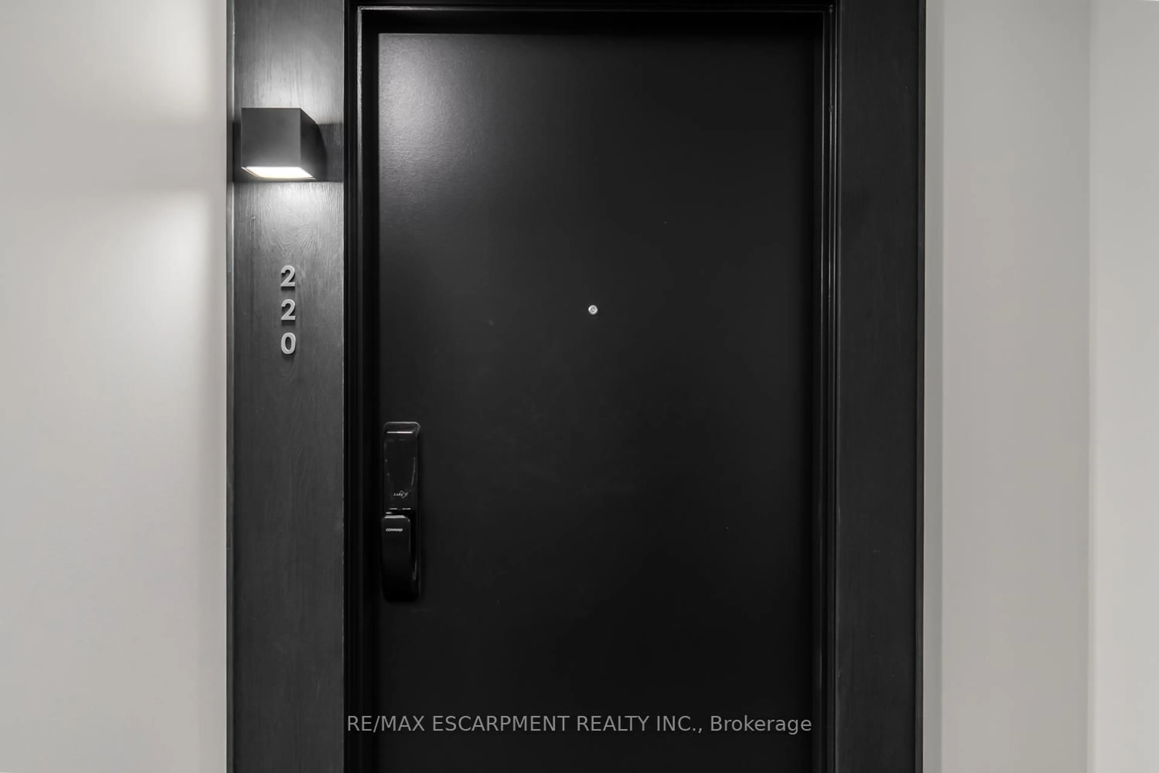 Indoor entryway for 461 Green Rd #220, Hamilton Ontario L8E 0L5