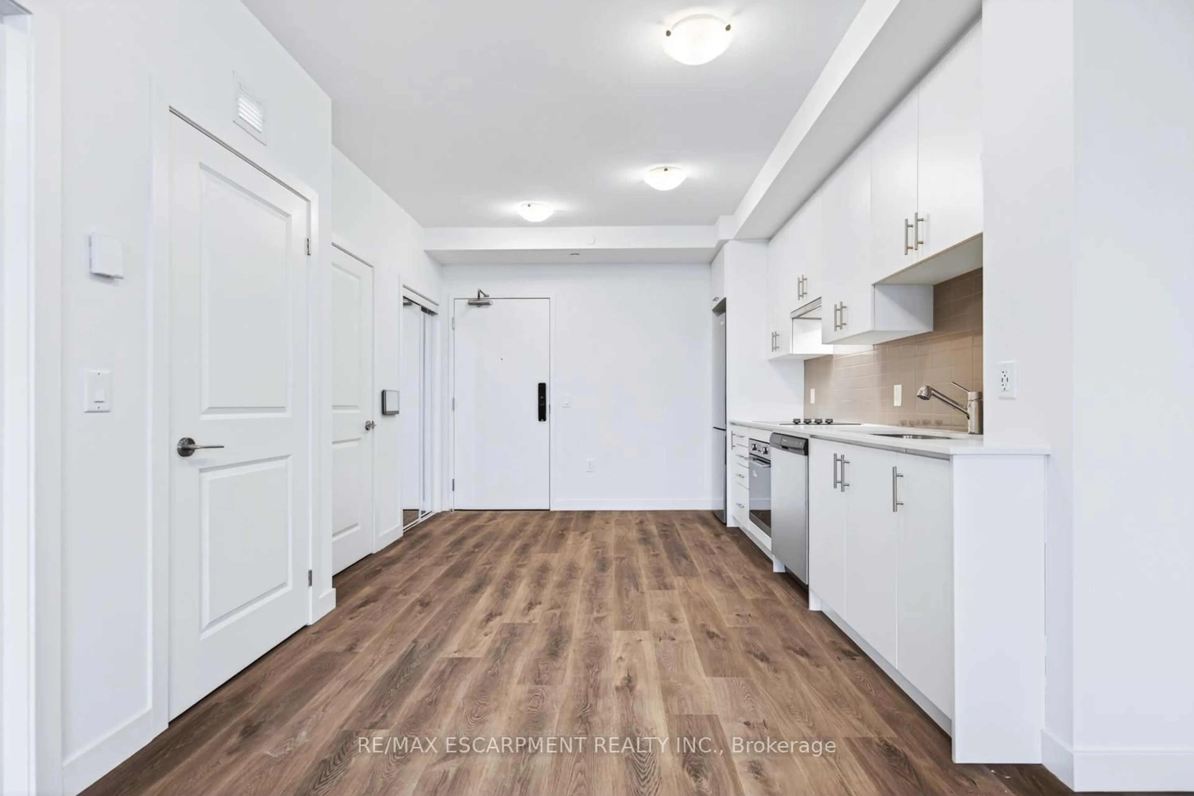 Standard kitchen, unknown for 461 Green Rd #220, Hamilton Ontario L8E 0L5