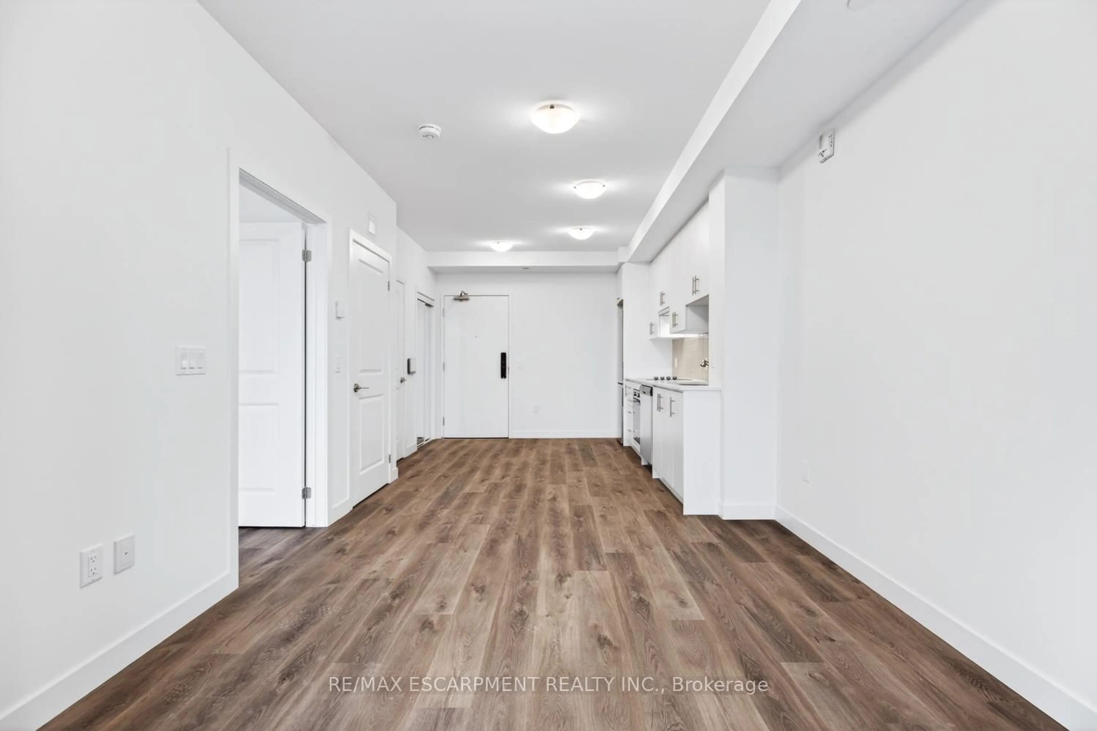 Indoor foyer for 461 Green Rd #220, Hamilton Ontario L8E 0L5