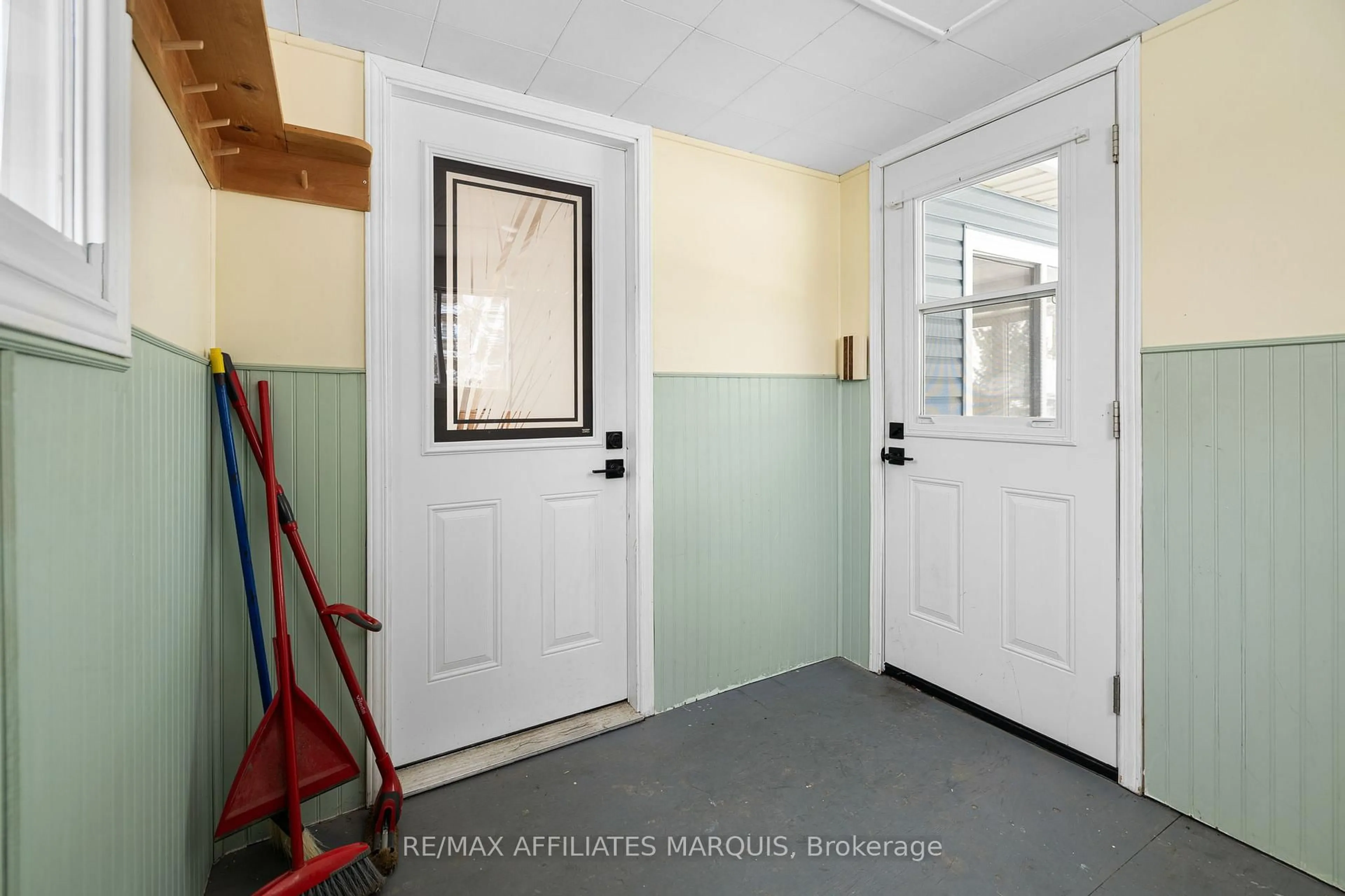 Indoor entryway for 6 Bridle Path, Rideau Lakes Ontario K7A 4S5