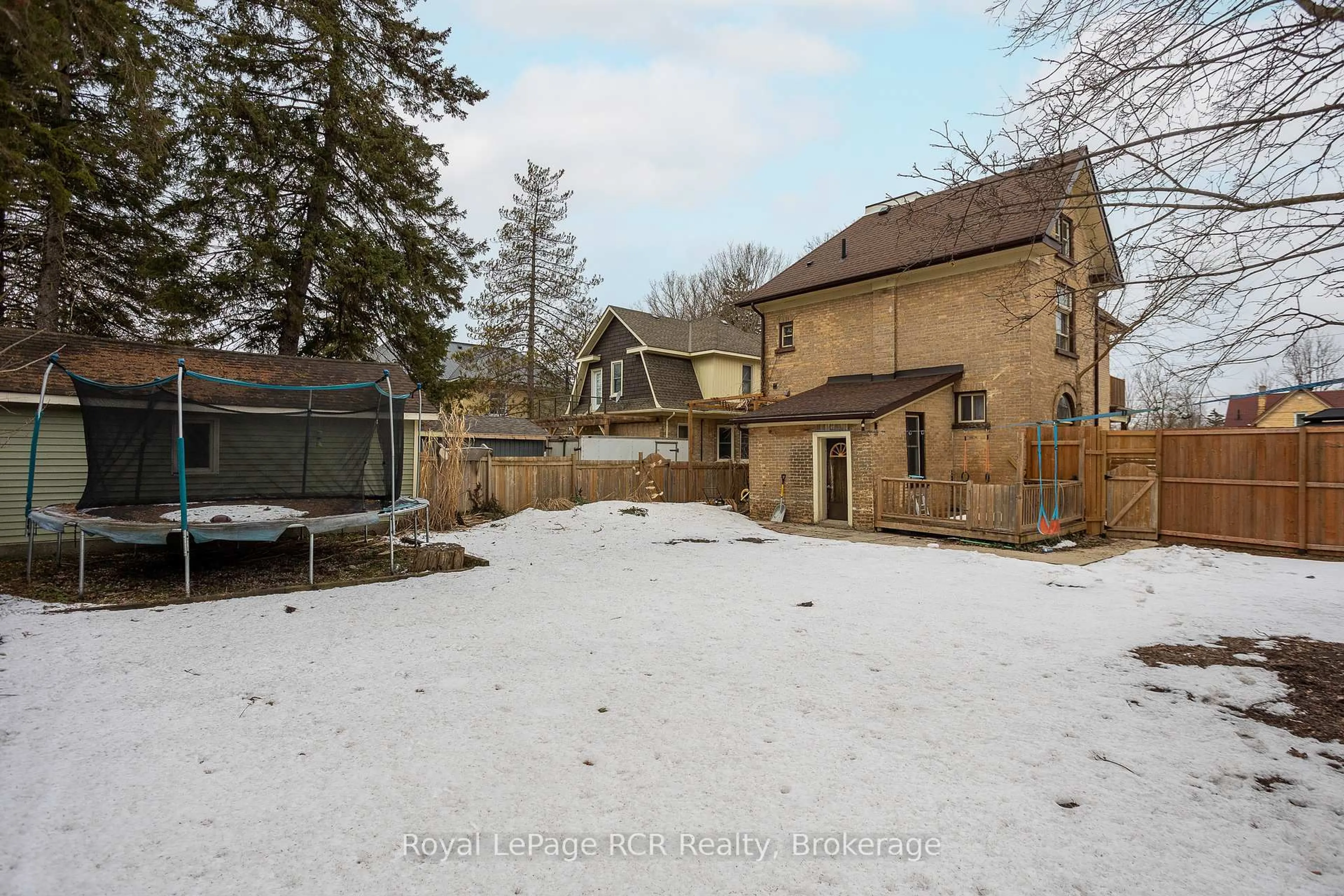 A pic from outside/outdoor area/front of a property/back of a property/a pic from drone, street for 271 8th St, Hanover Ontario N4N 1J6