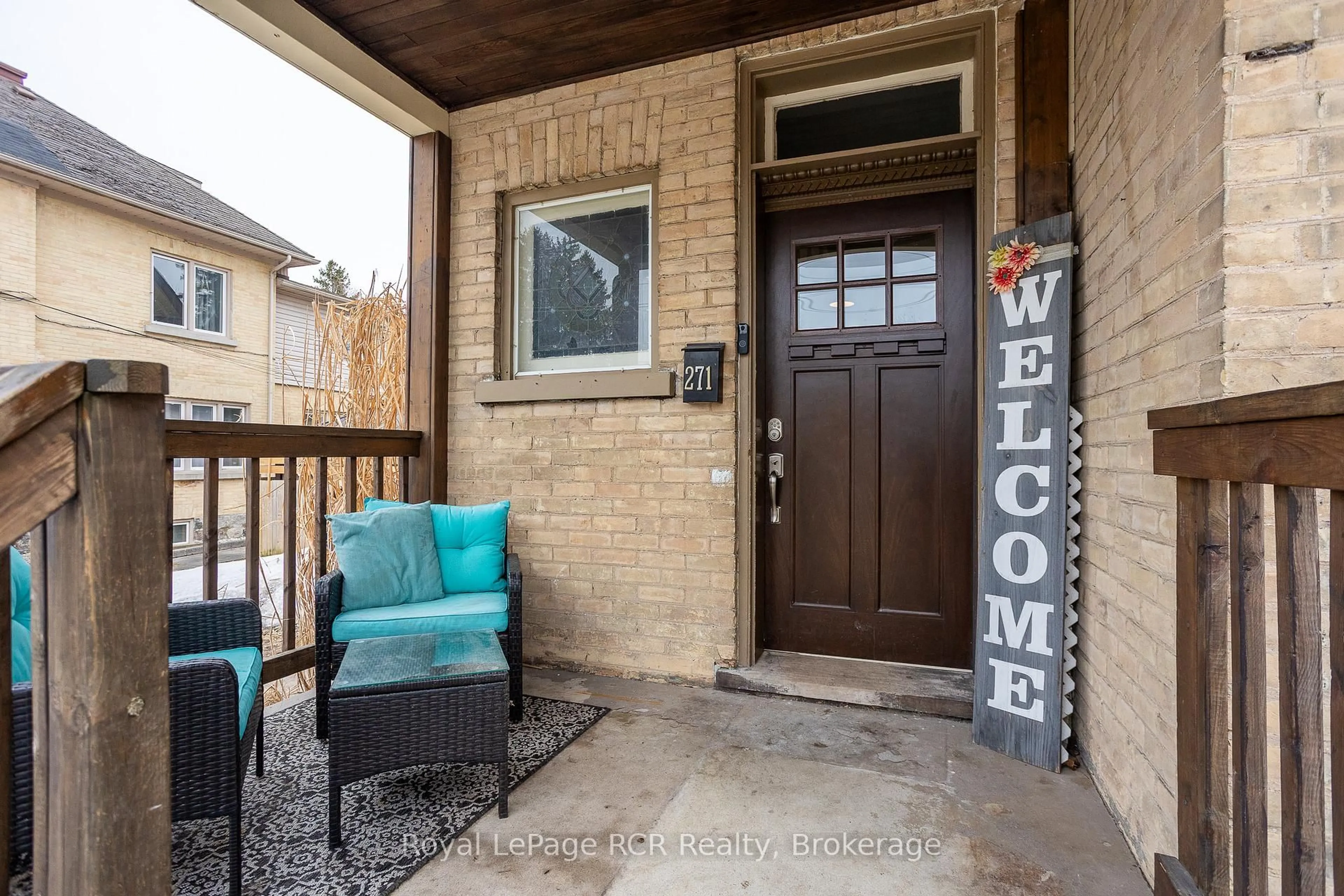 Indoor entryway for 271 8th St, Hanover Ontario N4N 1J6
