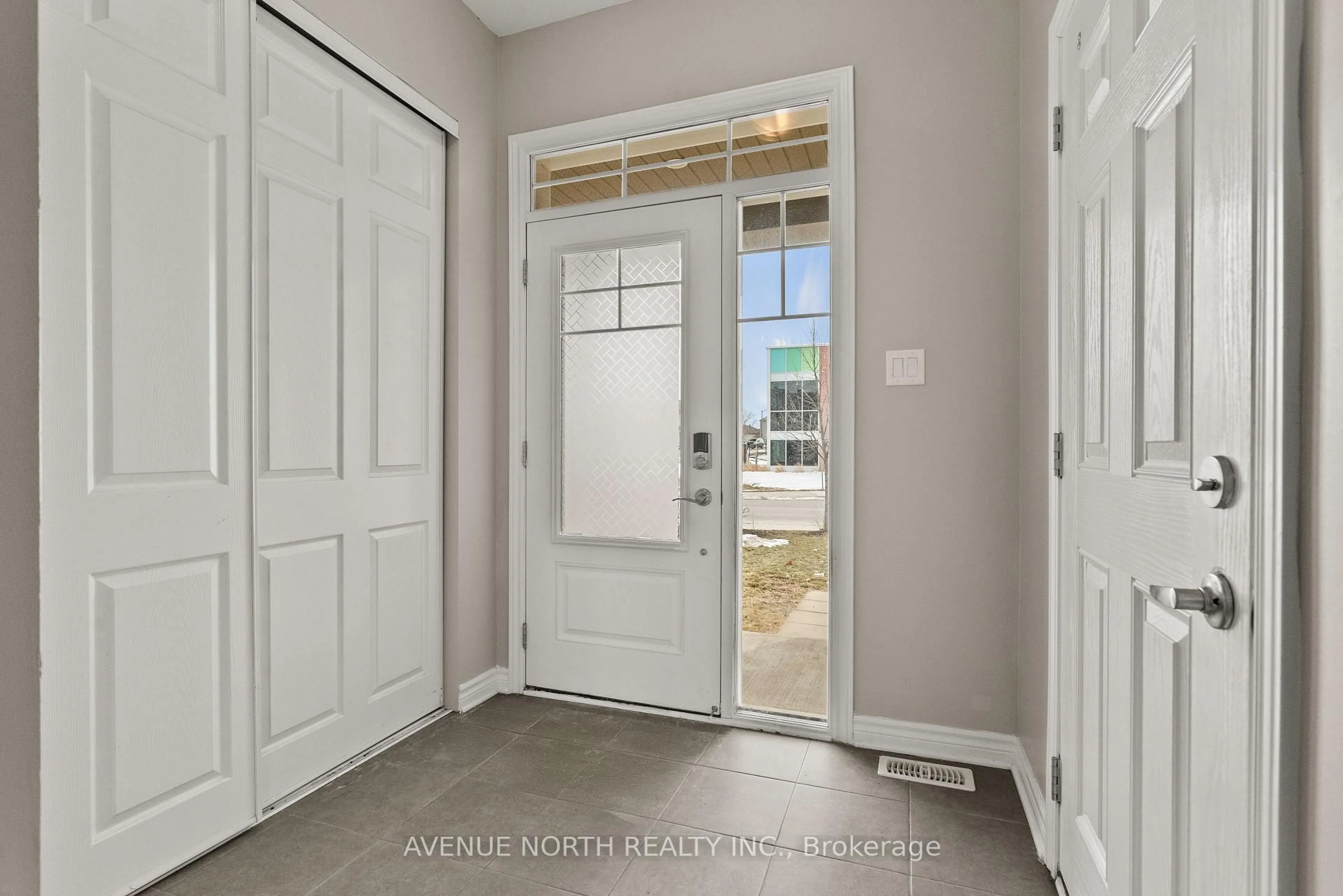 Indoor entryway for 962 Kilbirnie Dr, Ottawa Ontario K2J 6E6