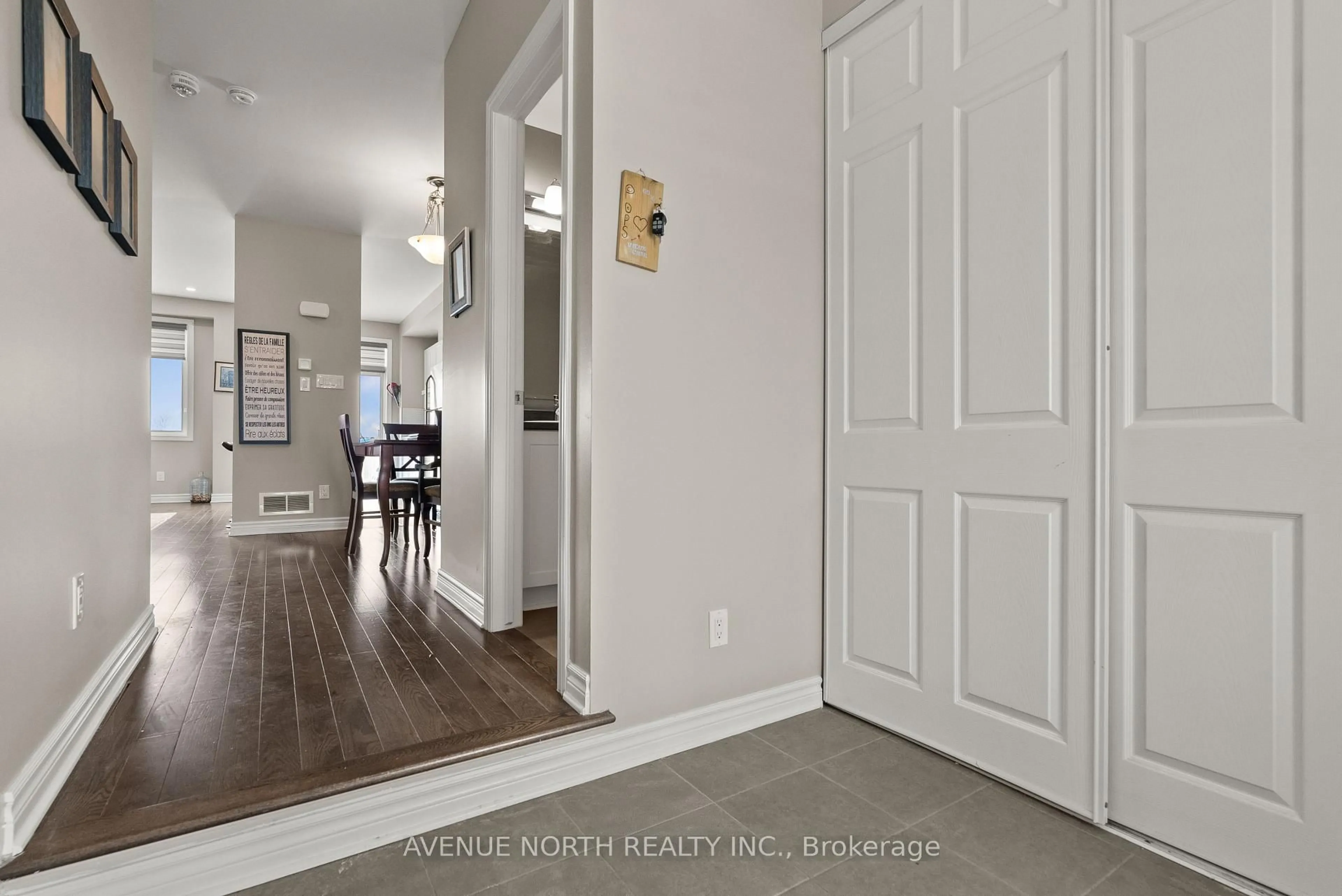 Indoor entryway for 962 Kilbirnie Dr, Ottawa Ontario K2J 6E6