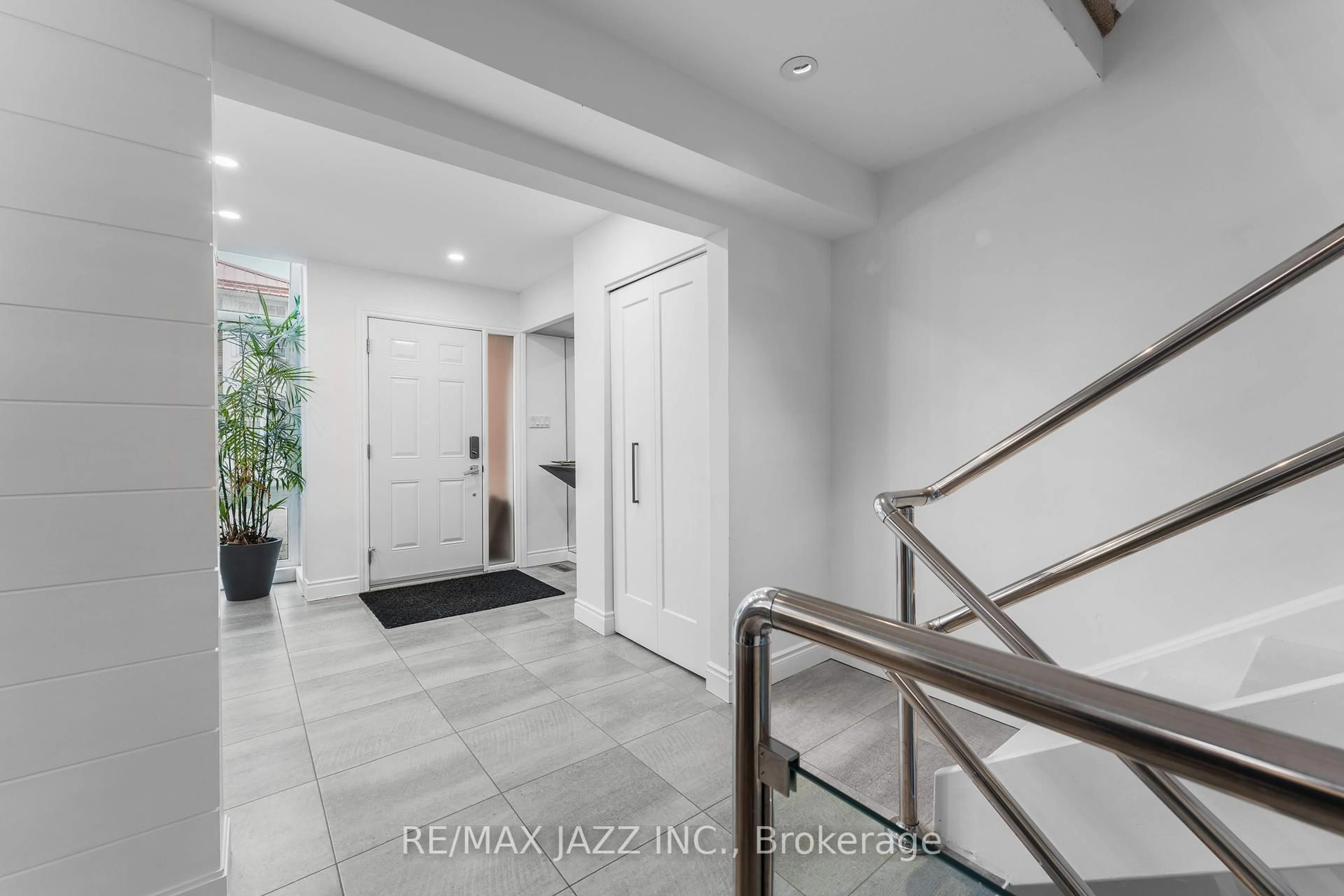 Indoor entryway for 1 Place D'armes #48, Kingston Ontario K7K 6S2