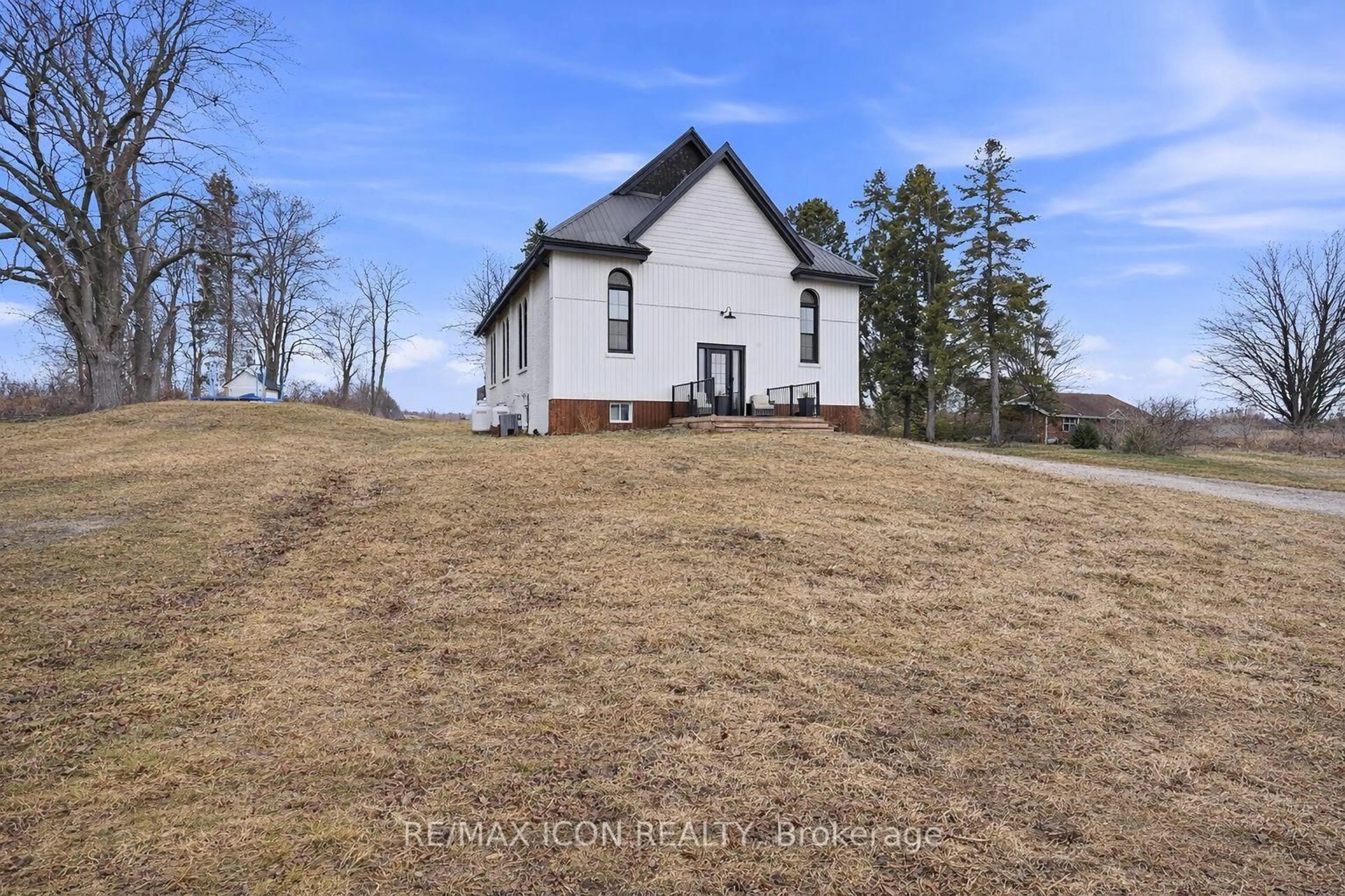 A pic from outside/outdoor area/front of a property/back of a property/a pic from drone, unknown for 30504 Talbot Line, Dutton/Dunwich Ontario N0L 2M0