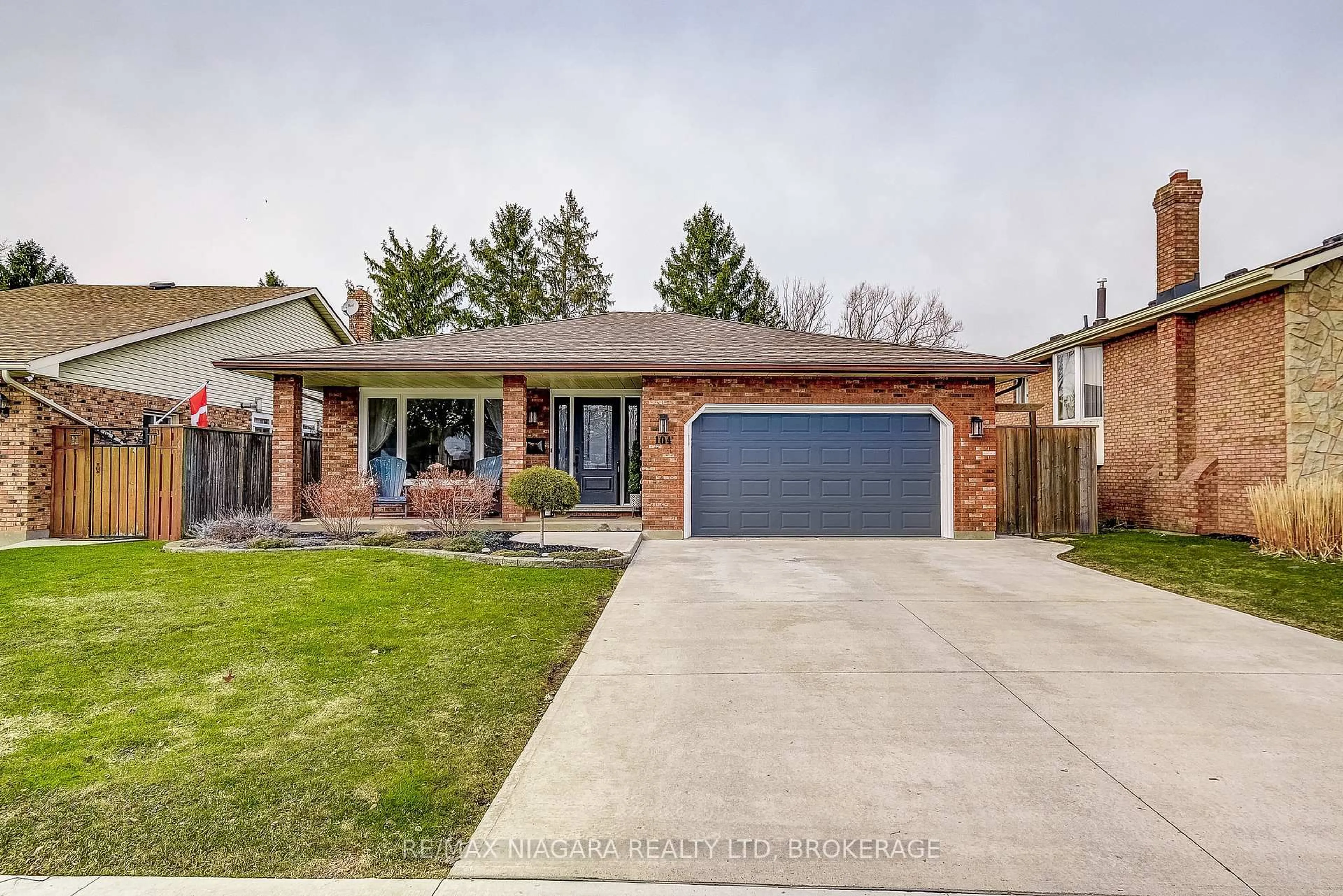 Home with brick exterior material, street for 104 Whiteoak Cres, Welland Ontario L3C 6E6
