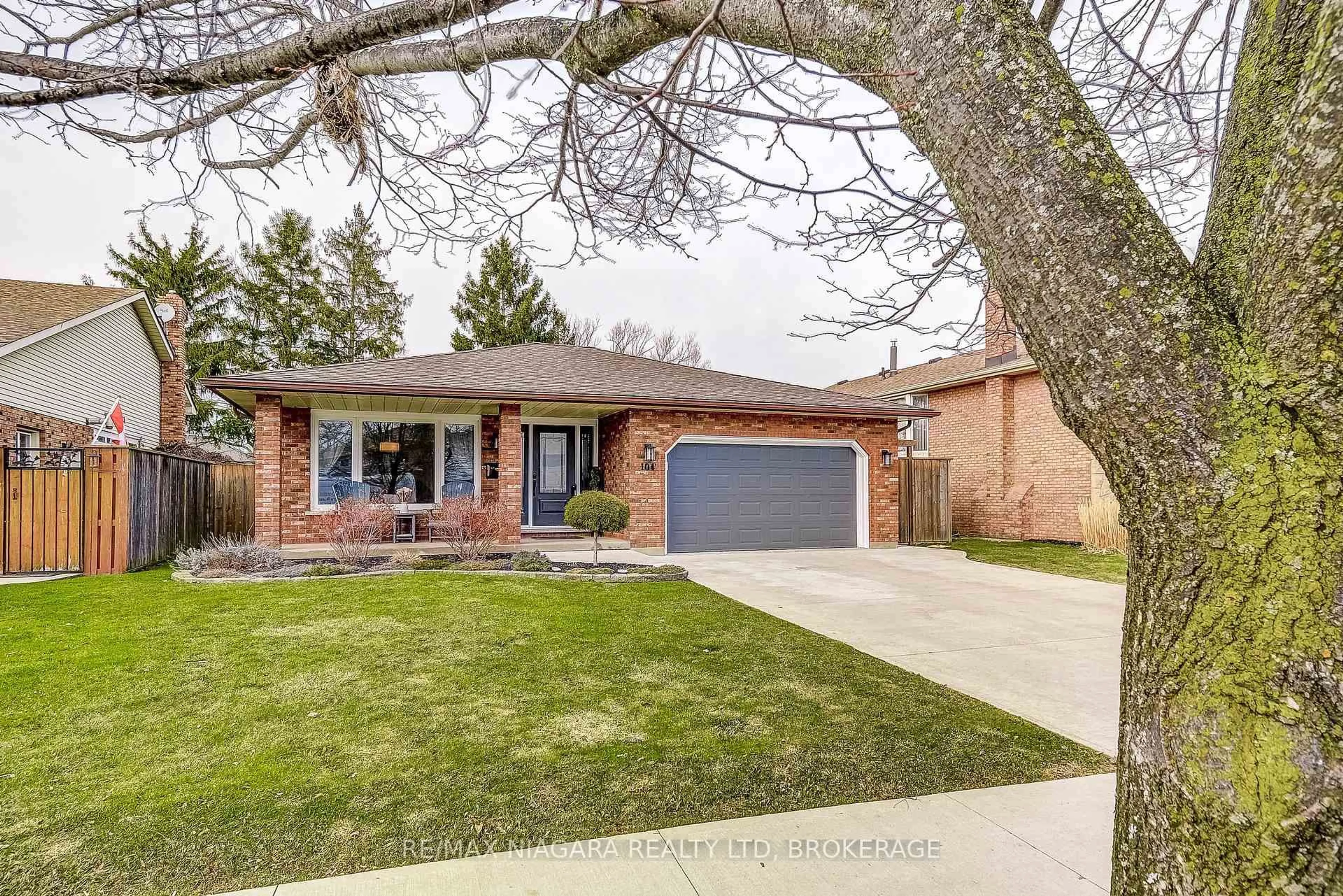 Home with brick exterior material, street for 104 Whiteoak Cres, Welland Ontario L3C 6E6