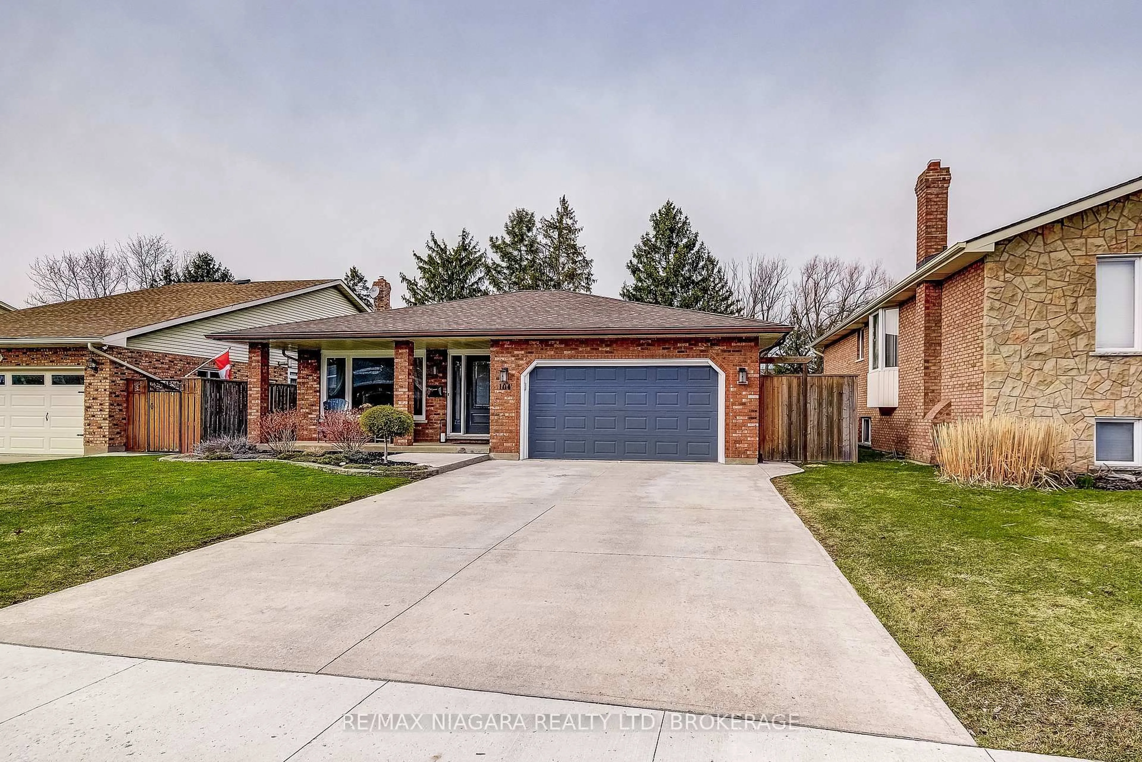 Home with brick exterior material, street for 104 Whiteoak Cres, Welland Ontario L3C 6E6