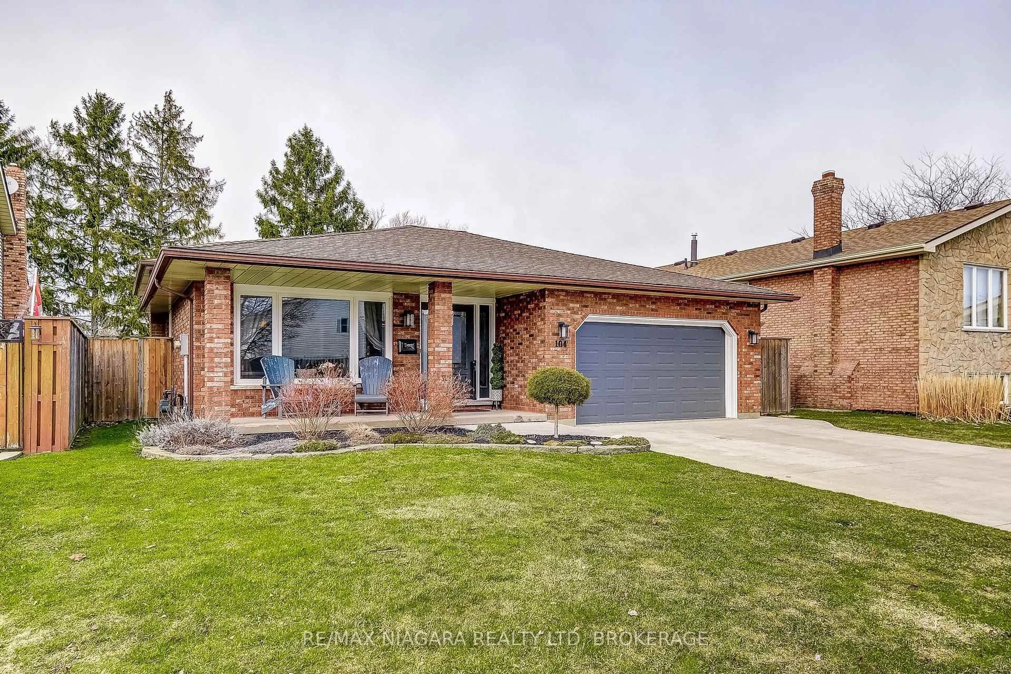 Home with brick exterior material, street for 104 Whiteoak Cres, Welland Ontario L3C 6E6