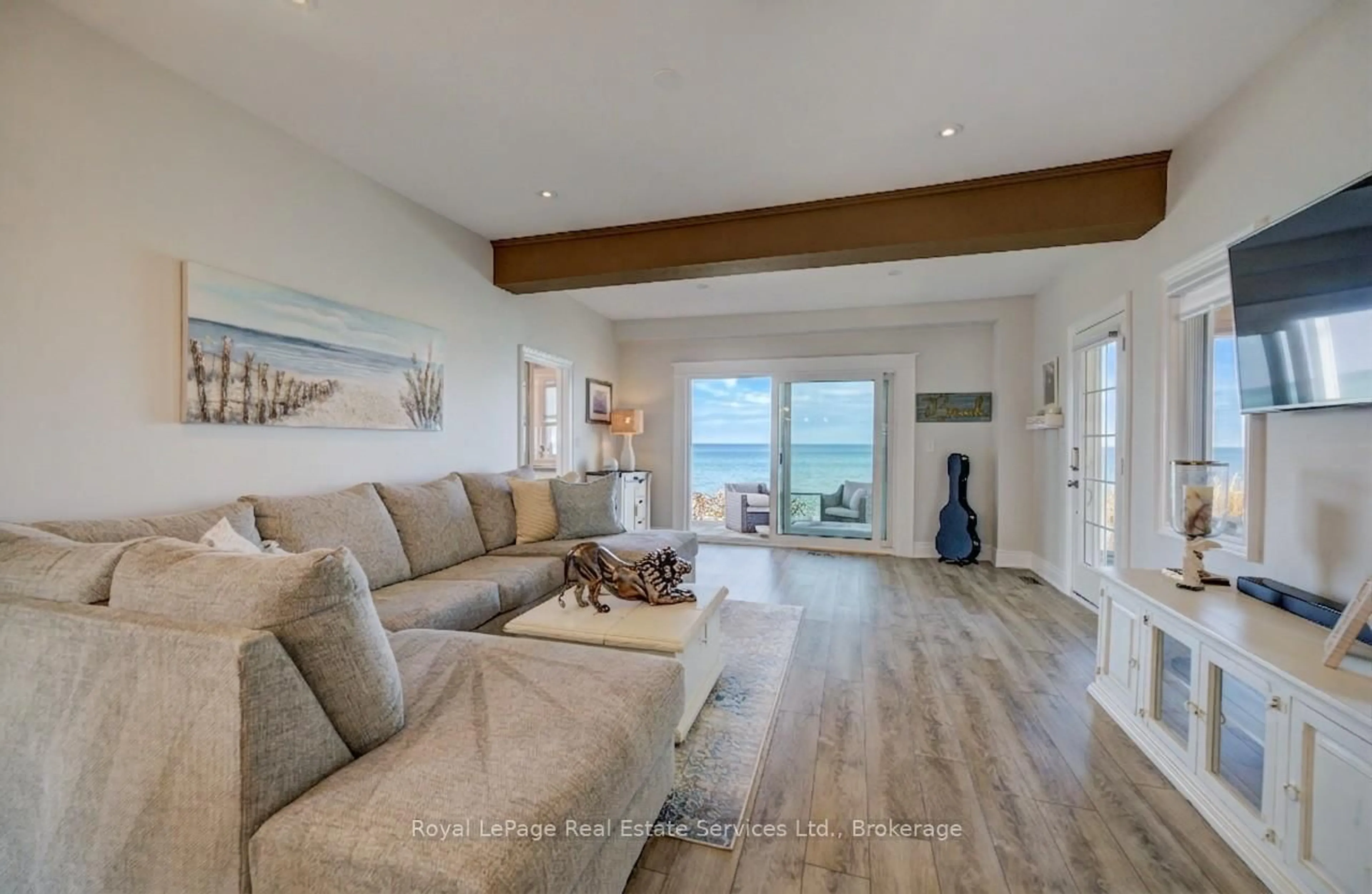 Living room with furniture, unknown for 1 Tenth St, Grimsby Ontario L3M 2V2