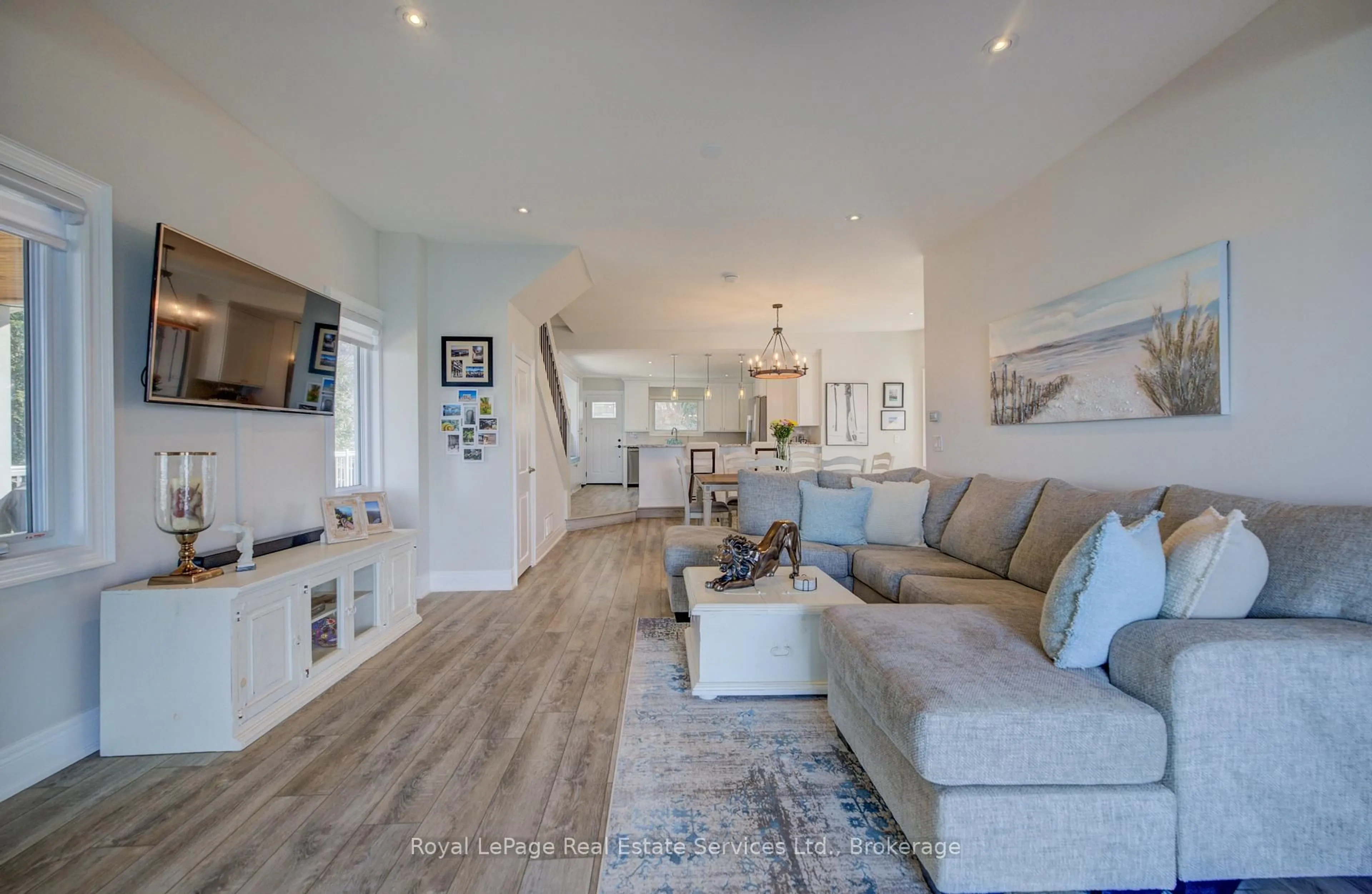 Living room with furniture, wood/laminate floor for 1 Tenth St, Grimsby Ontario L3M 2V2