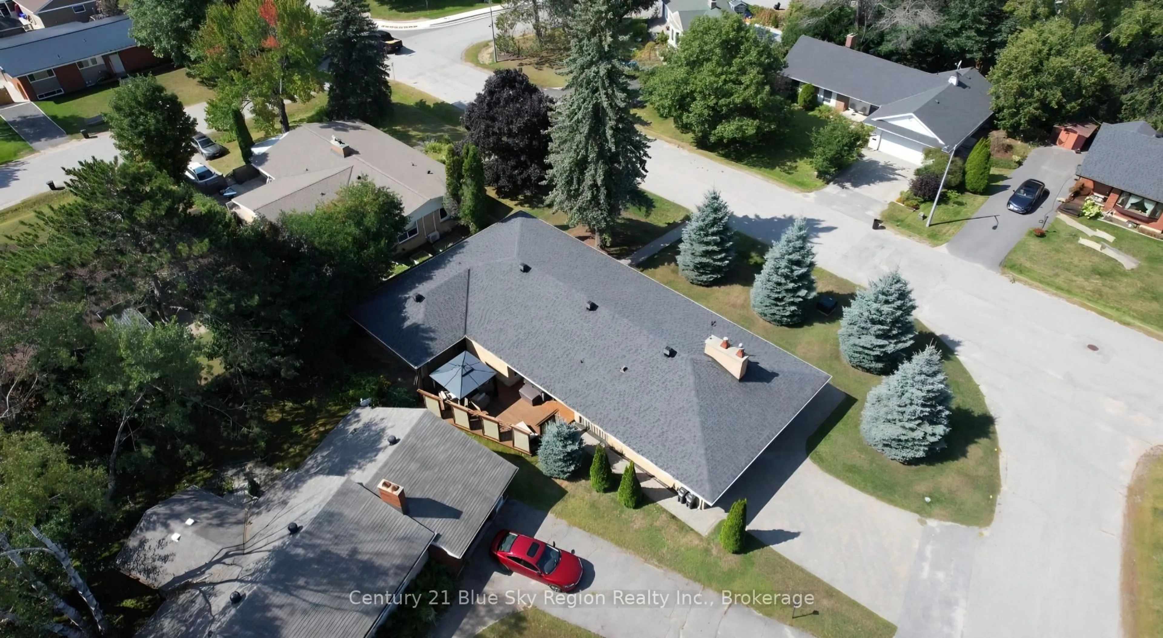 A pic from outside/outdoor area/front of a property/back of a property/a pic from drone, street for 941 Pinewood Rd, North Bay Ontario P1B 4P2