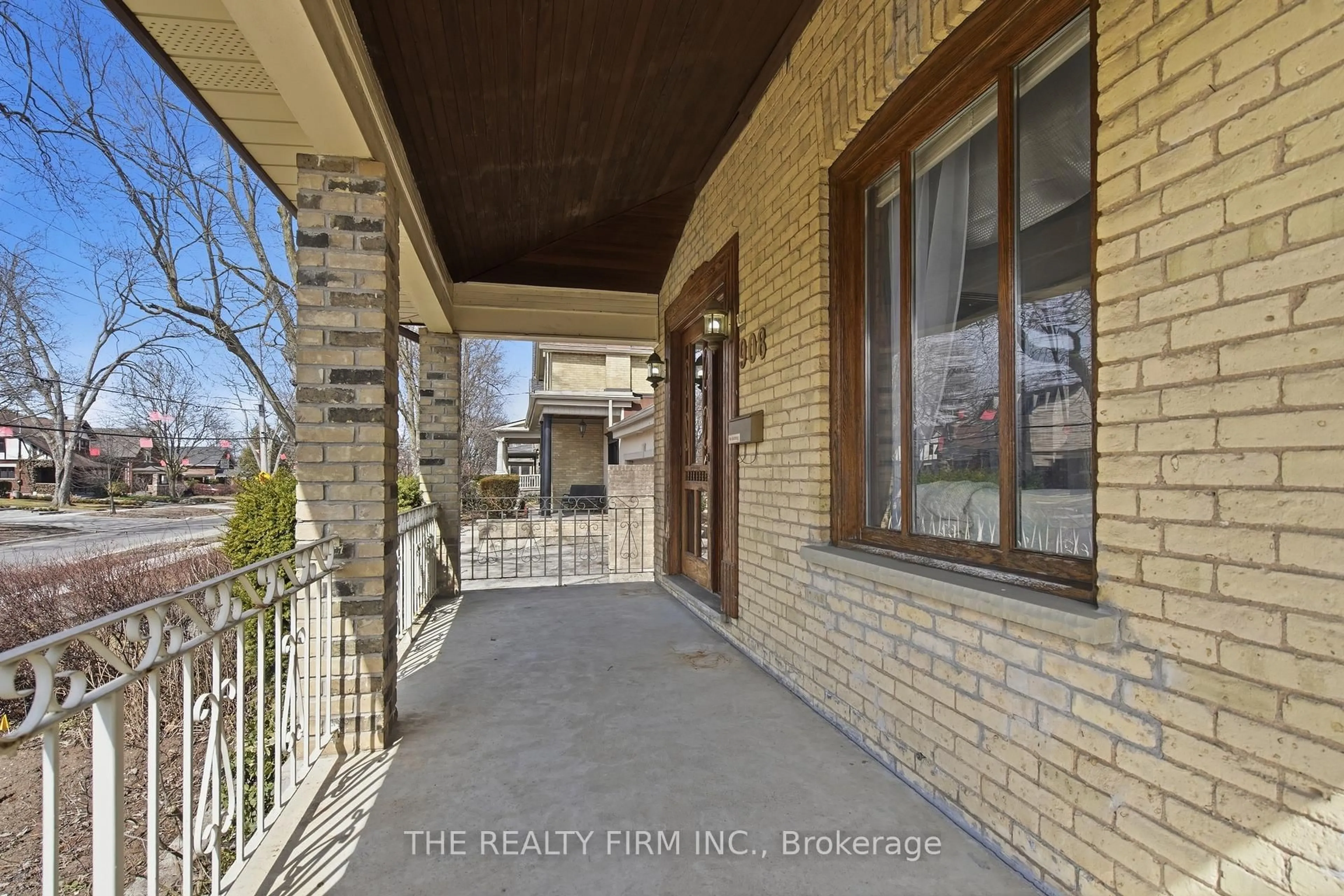 Unknown for 908 William St, London East Ontario N5Y 2S6