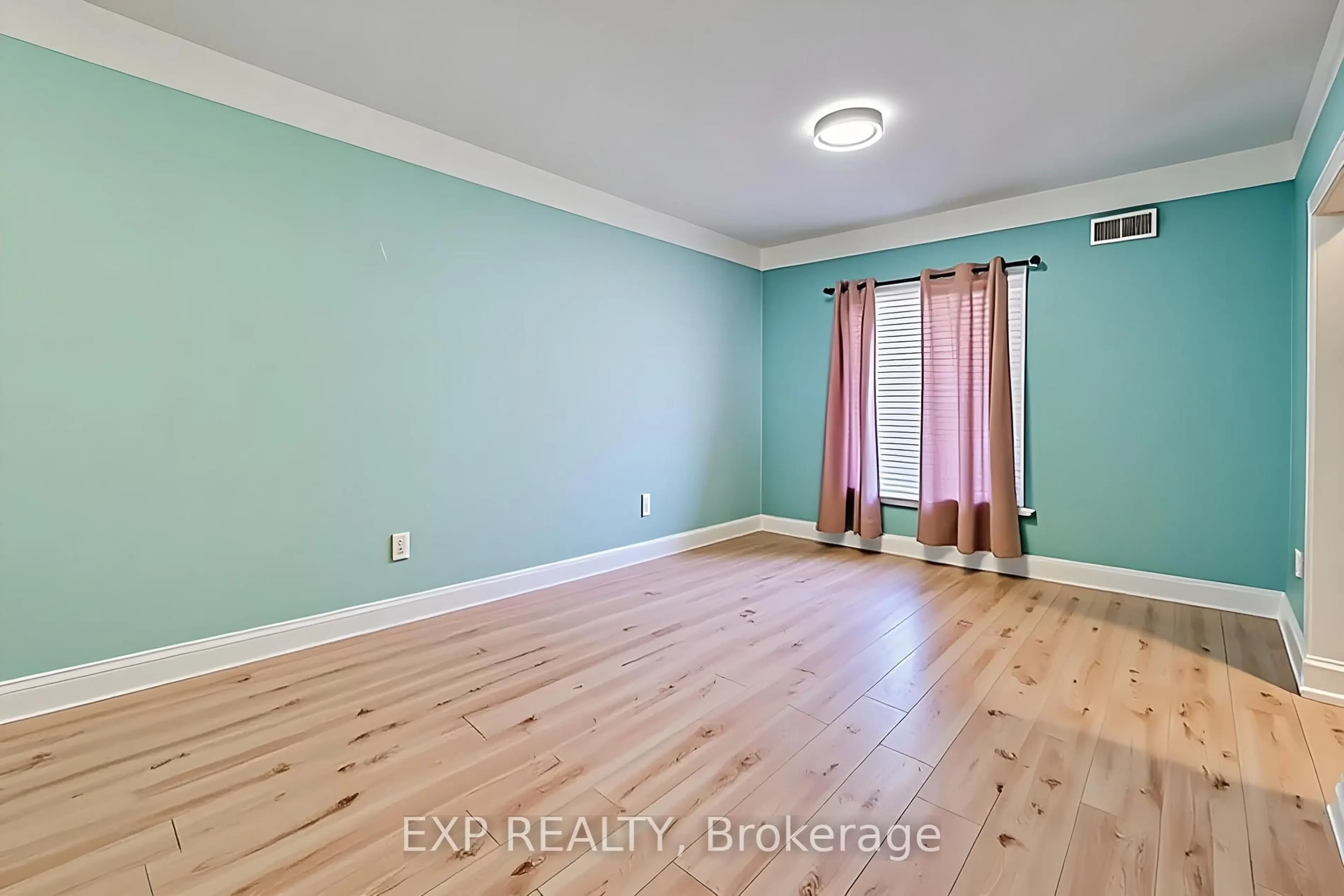 A pic of a room for 204 Sherman Ave, Hamilton Ontario L8L 6M9