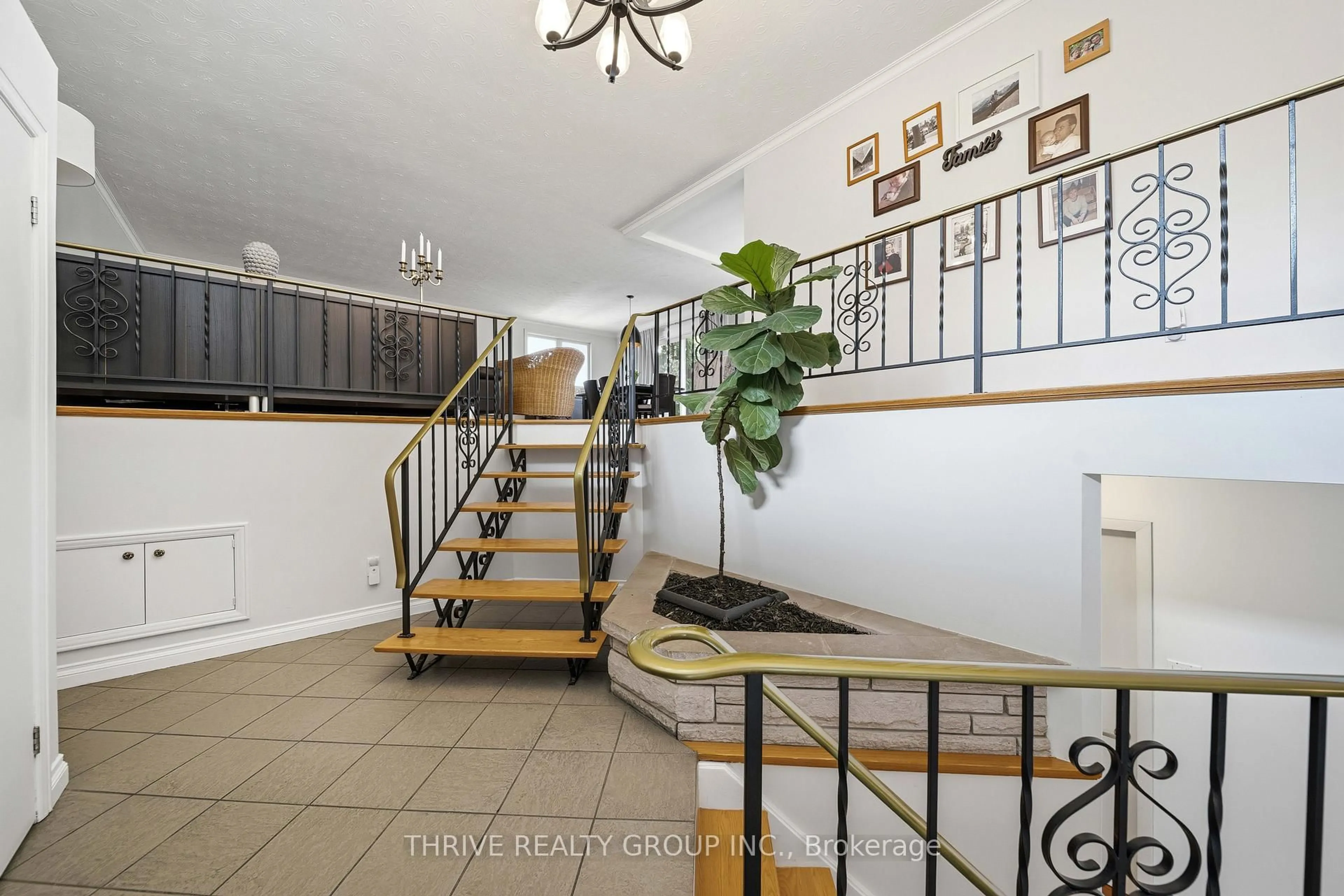 Indoor foyer for 688 Westmount Hill Dr, London South Ontario N6K 1B2