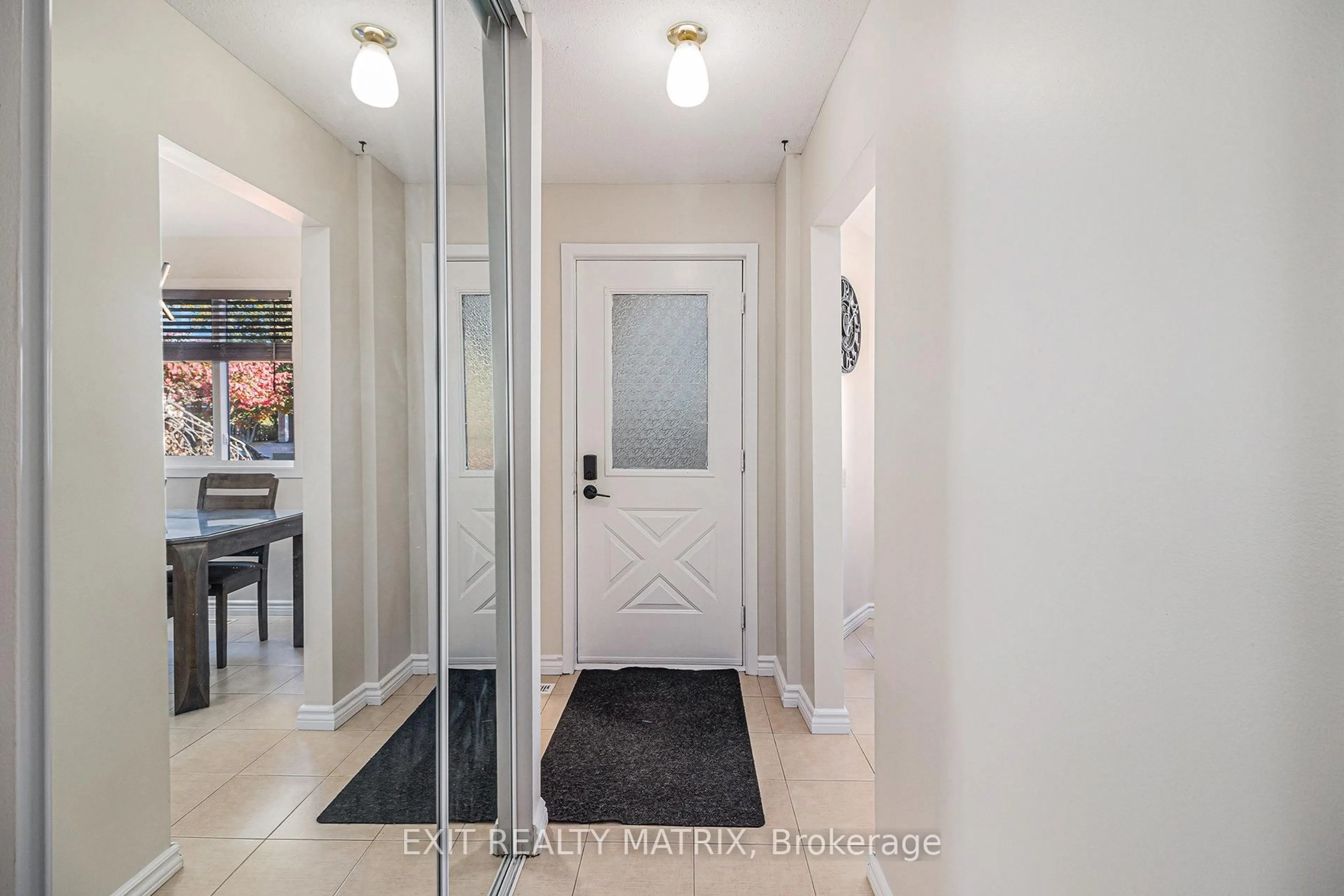 Indoor entryway for 1432 Deavy Way, Ottawa Ontario K1E 2W8