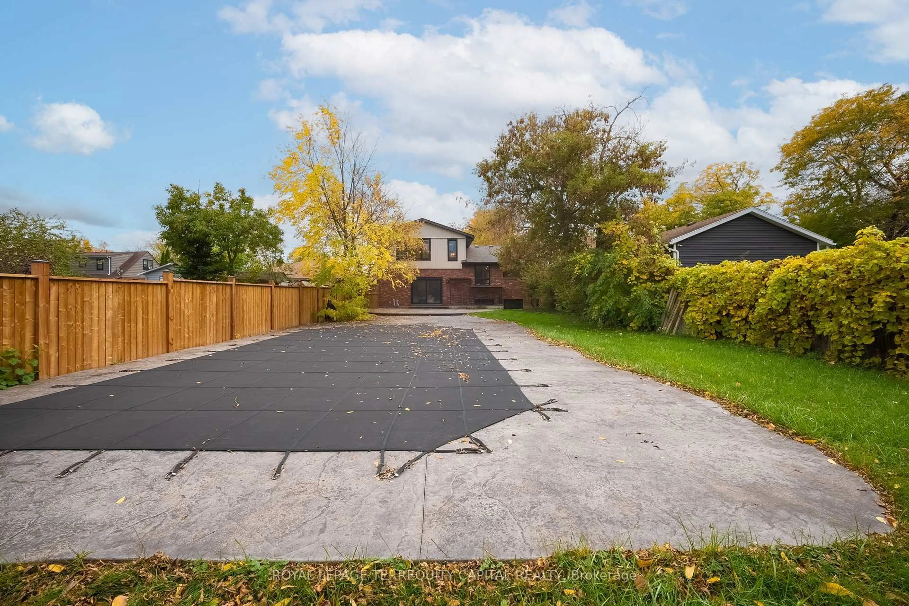 A pic from outside/outdoor area/front of a property/back of a property/a pic from drone, street for 6015 Church's Lane, Niagara Falls Ontario L2J 1Y9