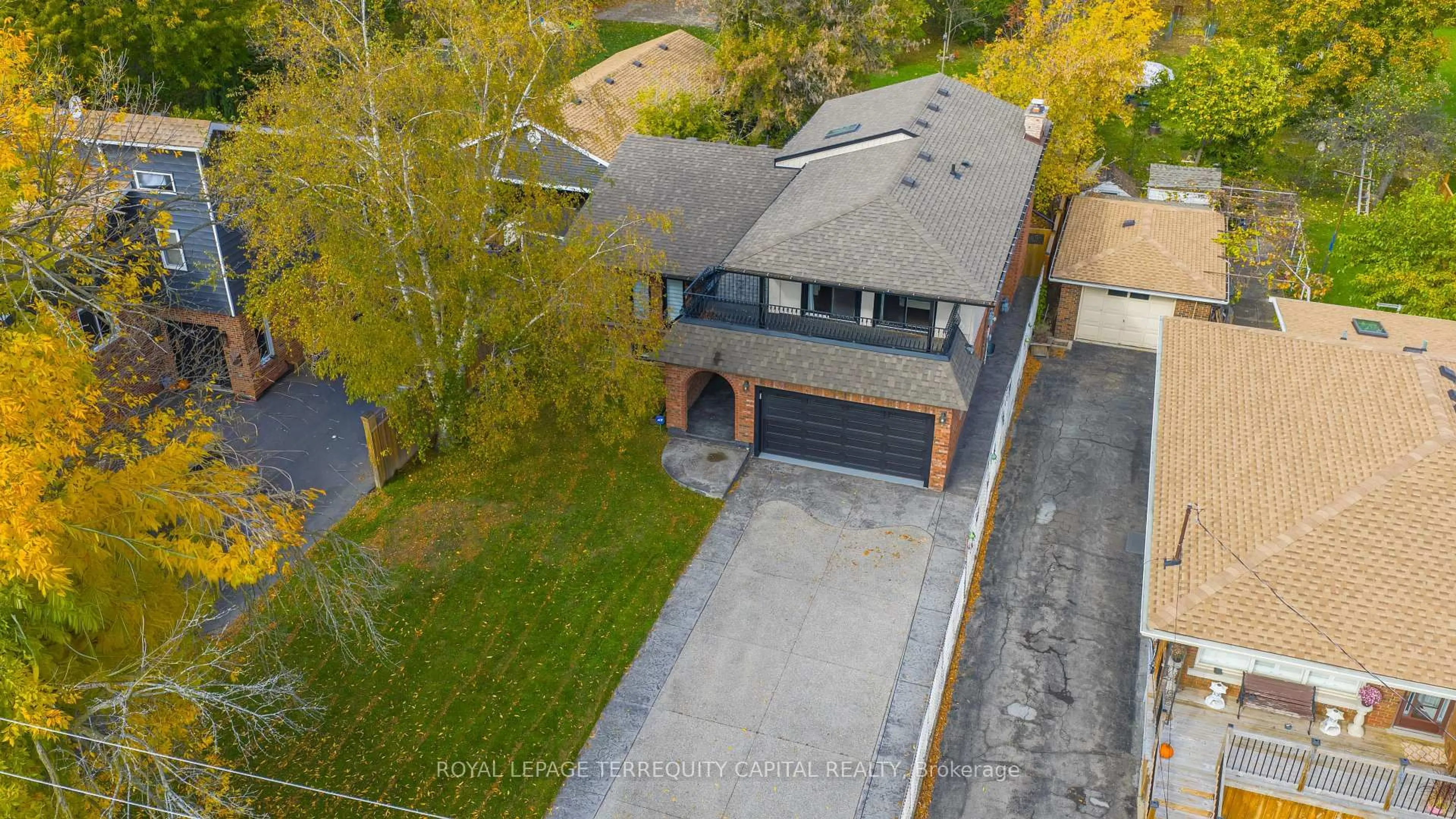 A pic from outside/outdoor area/front of a property/back of a property/a pic from drone, street for 6015 Church's Lane, Niagara Falls Ontario L2J 1Y9