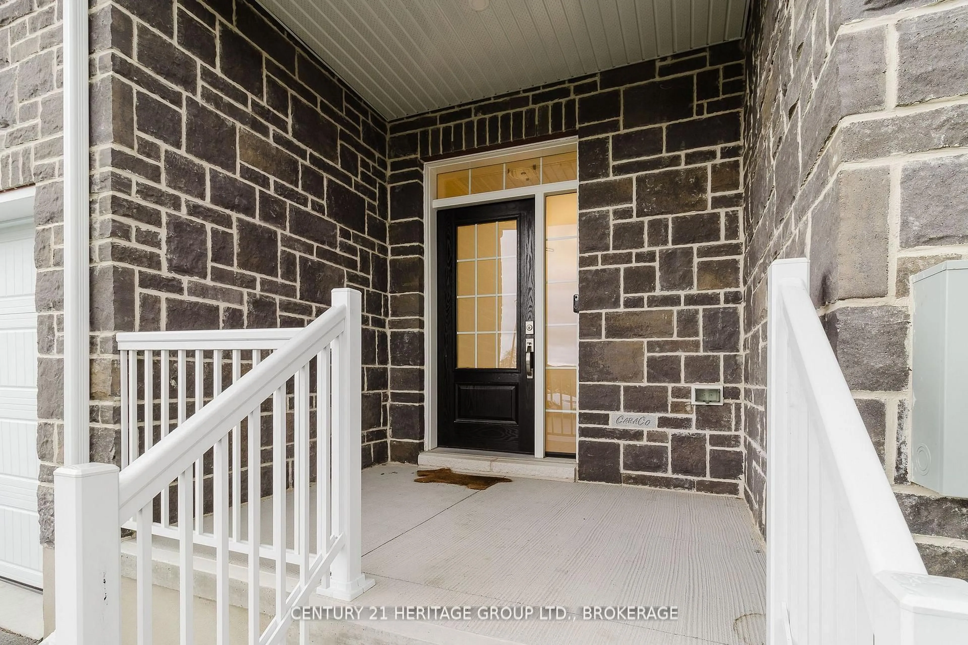 Indoor entryway for 1534 Scarlet St, Kingston Ontario K7K 0H6