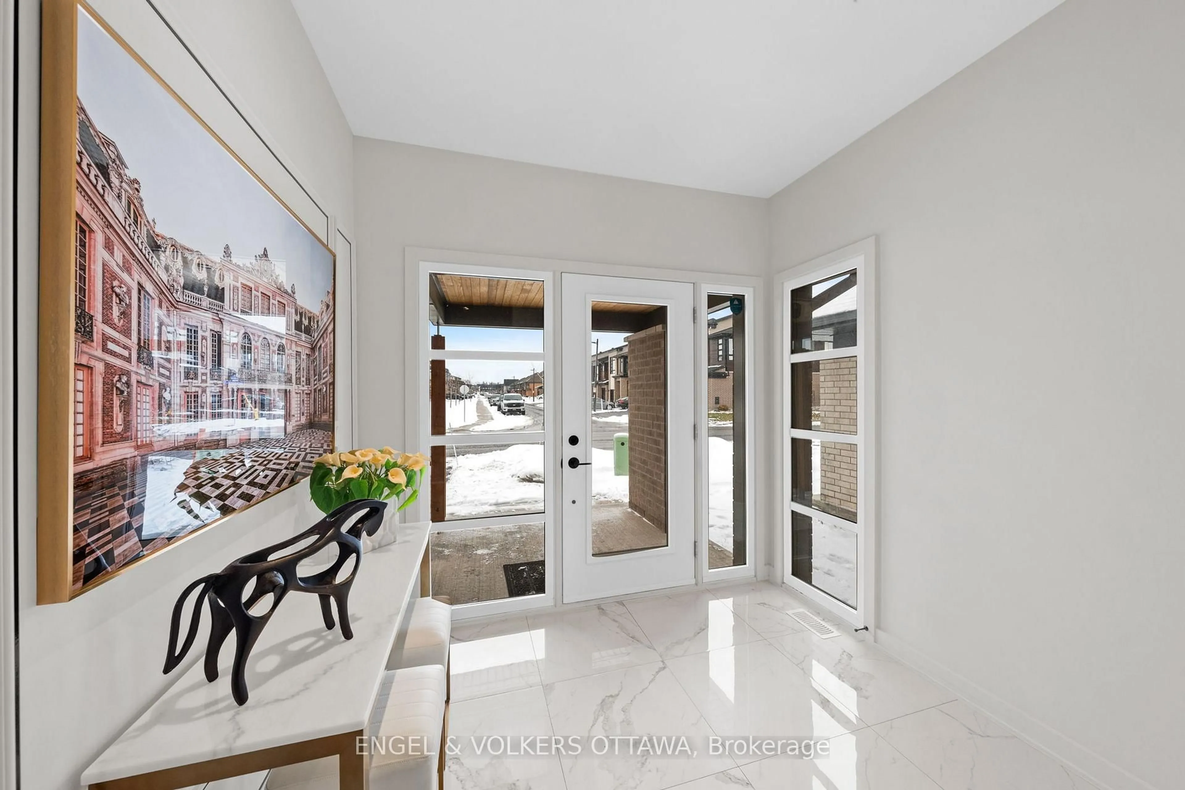 Indoor entryway for 250 Shuttleworth Dr, Ottawa Ontario K1T 0T4
