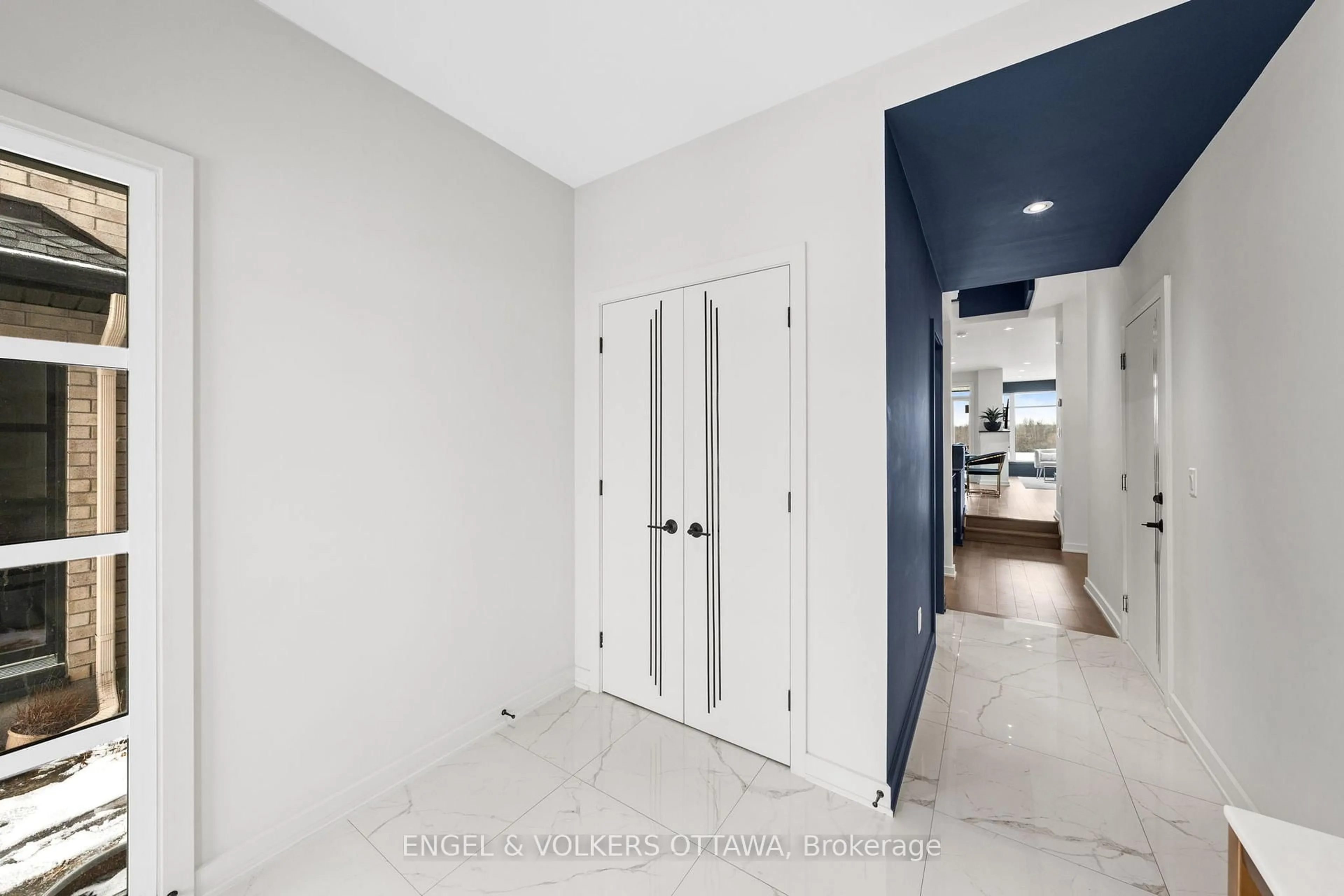 Indoor entryway for 250 Shuttleworth Dr, Ottawa Ontario K1T 0T4