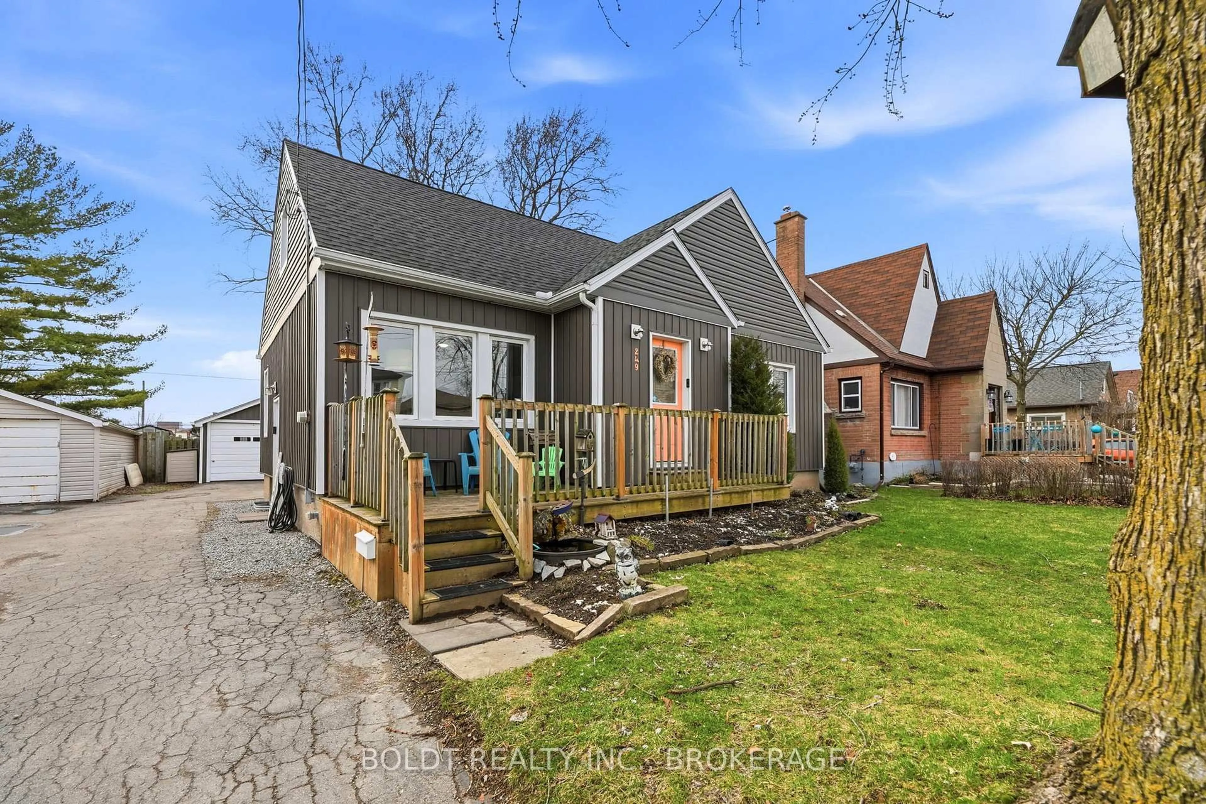 Unknown for 249 McAlpine Ave, Welland Ontario L3B 1T8