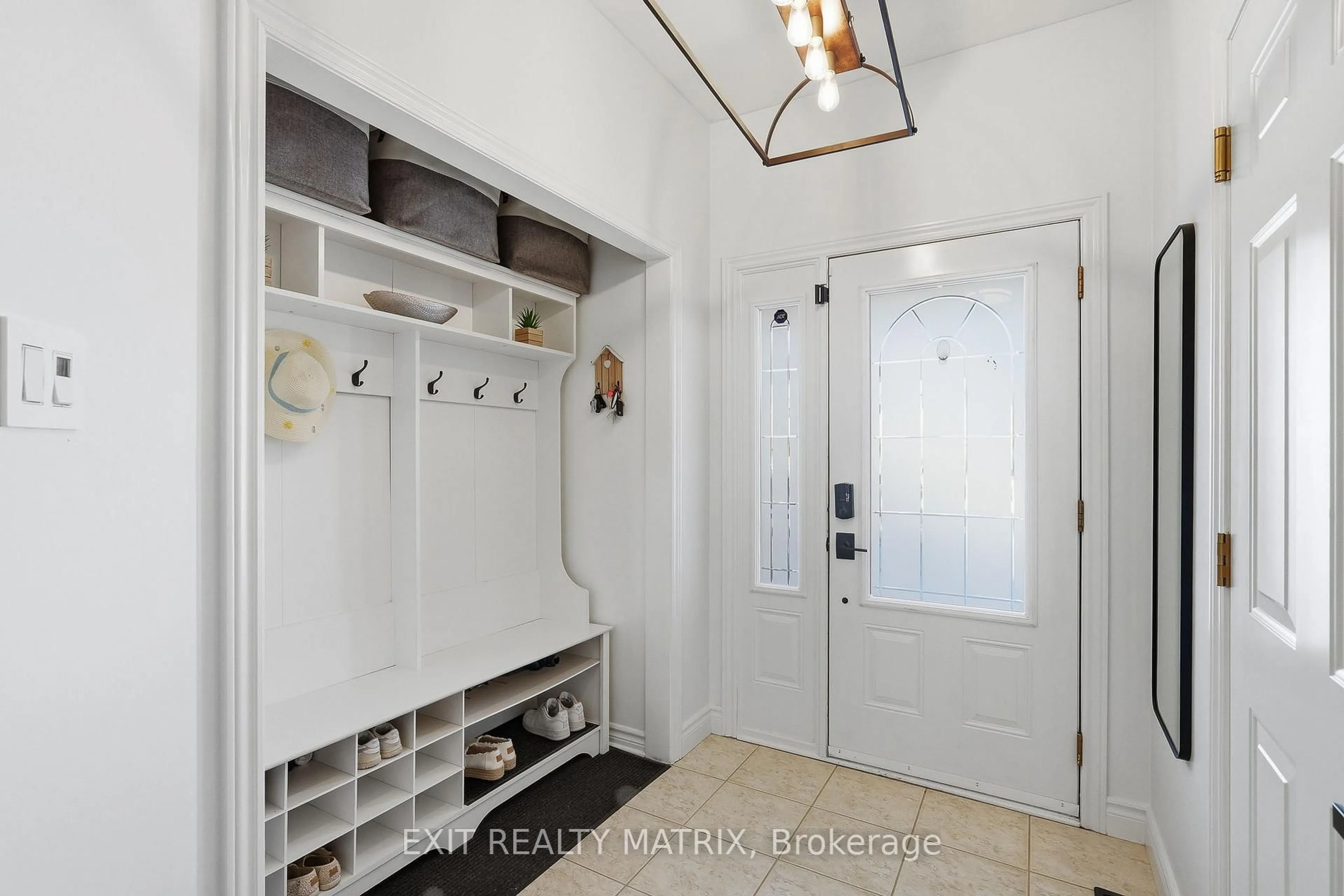 Indoor entryway for 19 Dignard St, Russell Ontario K0A 1W1