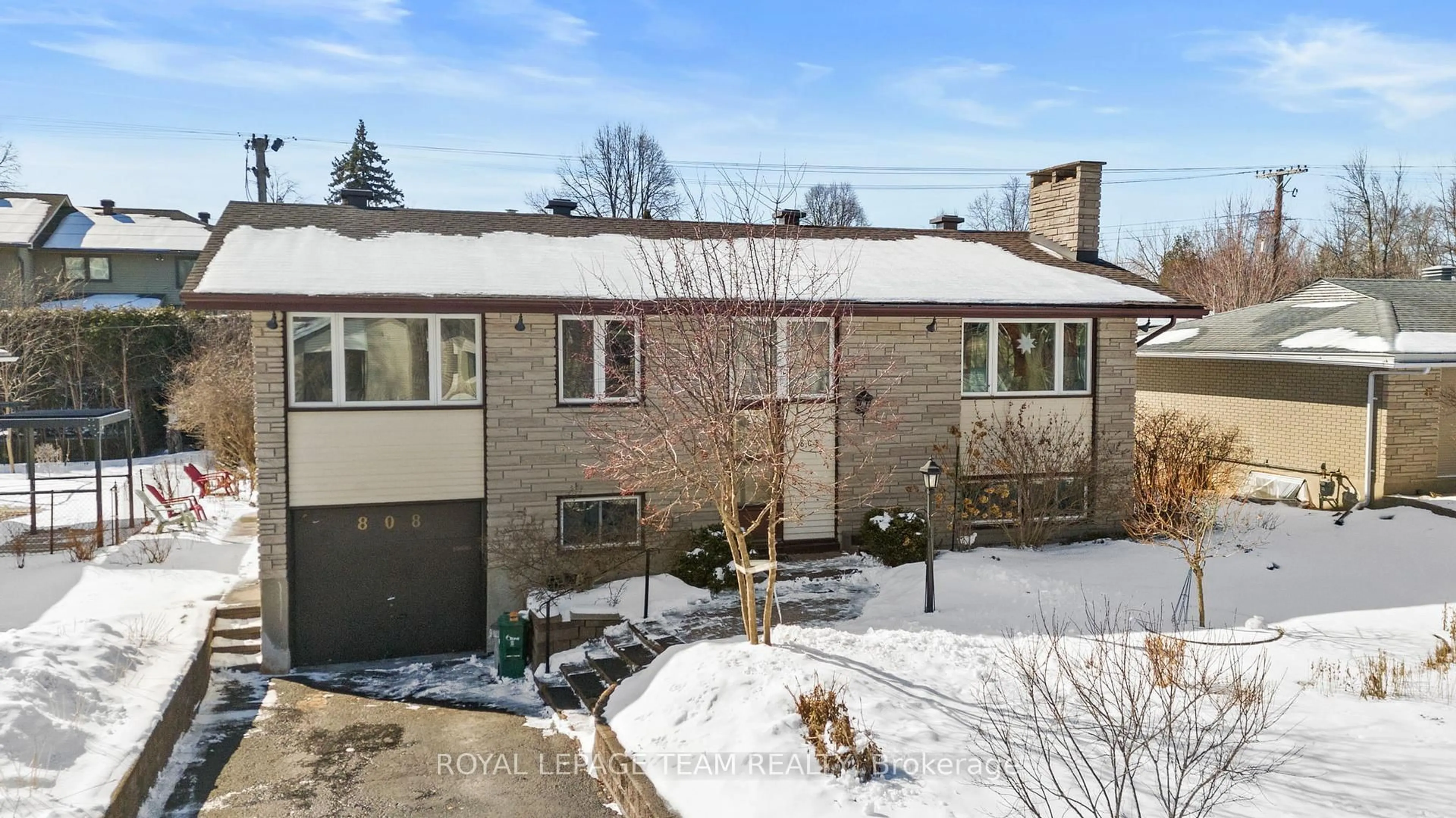 A pic from outside/outdoor area/front of a property/back of a property/a pic from drone, street for 808 Nicholson Ave, Ottawa Ontario K1V 6N5