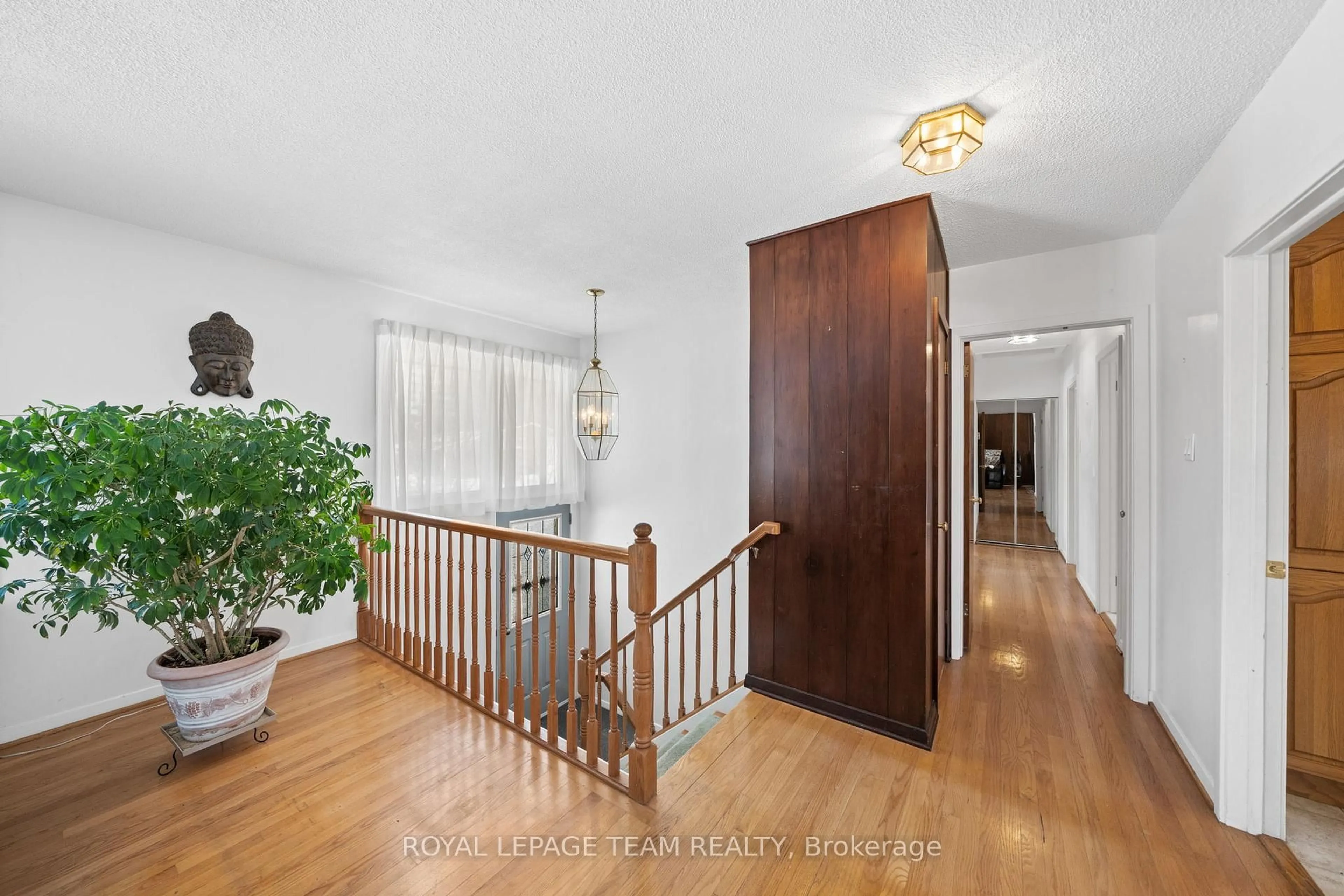 Indoor entryway for 808 Nicholson Ave, Ottawa Ontario K1V 6N5