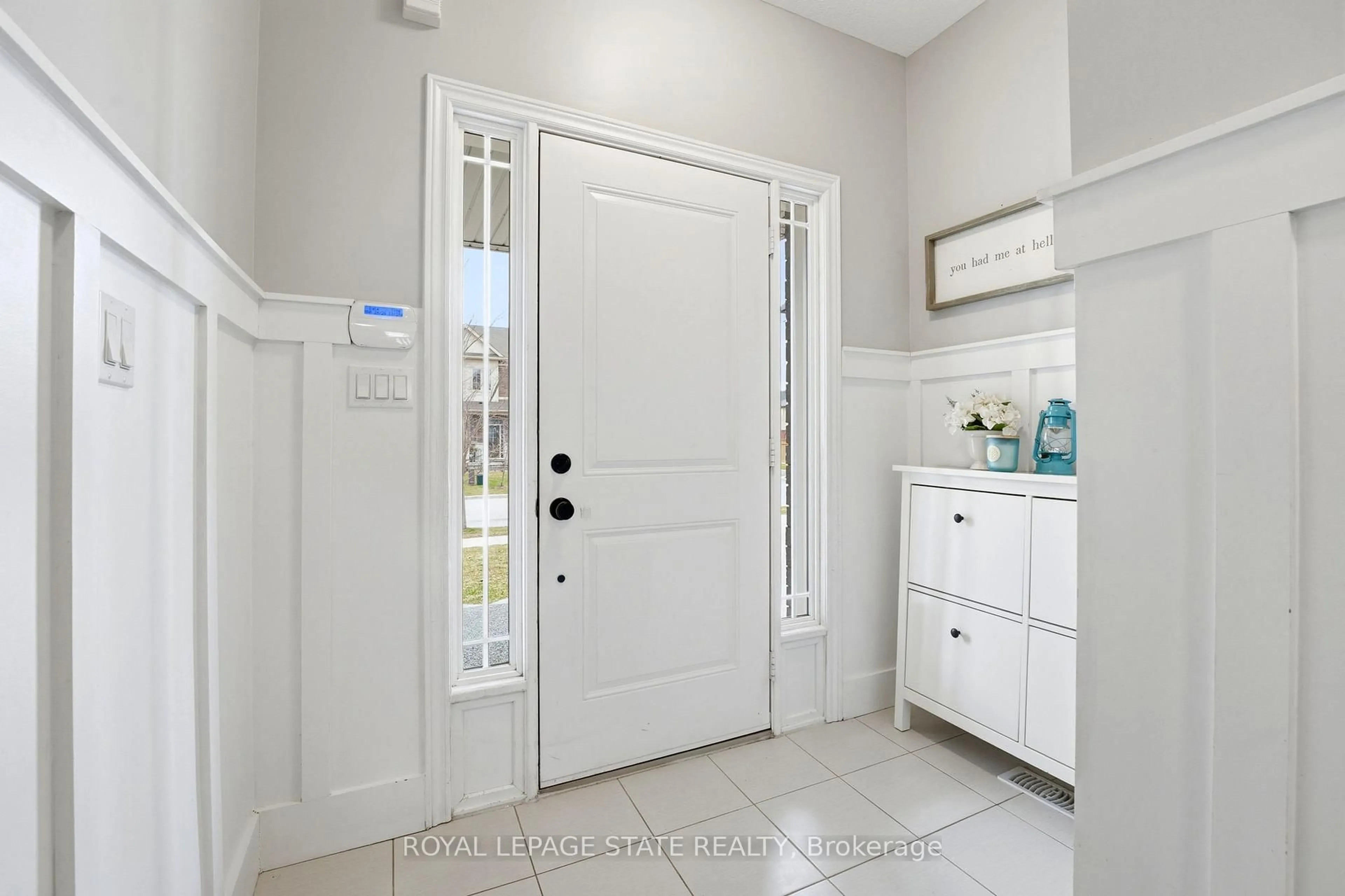 Indoor entryway for 86 Fairgrounds Dr, Hamilton Ontario L0R 1C0