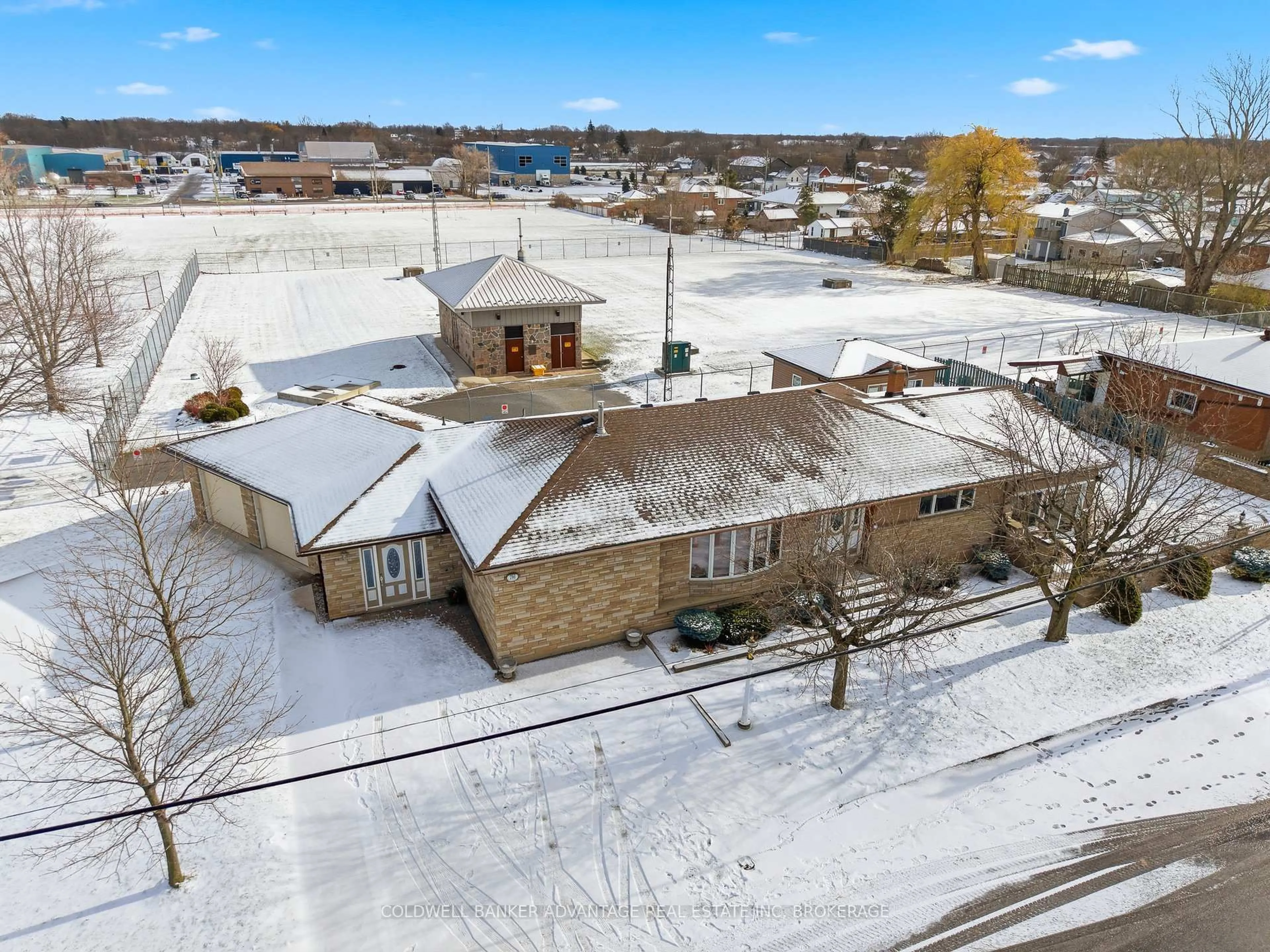 A pic from outside/outdoor area/front of a property/back of a property/a pic from drone, unknown for 791 Fielden Ave, Port Colborne Ontario L3K 4W5