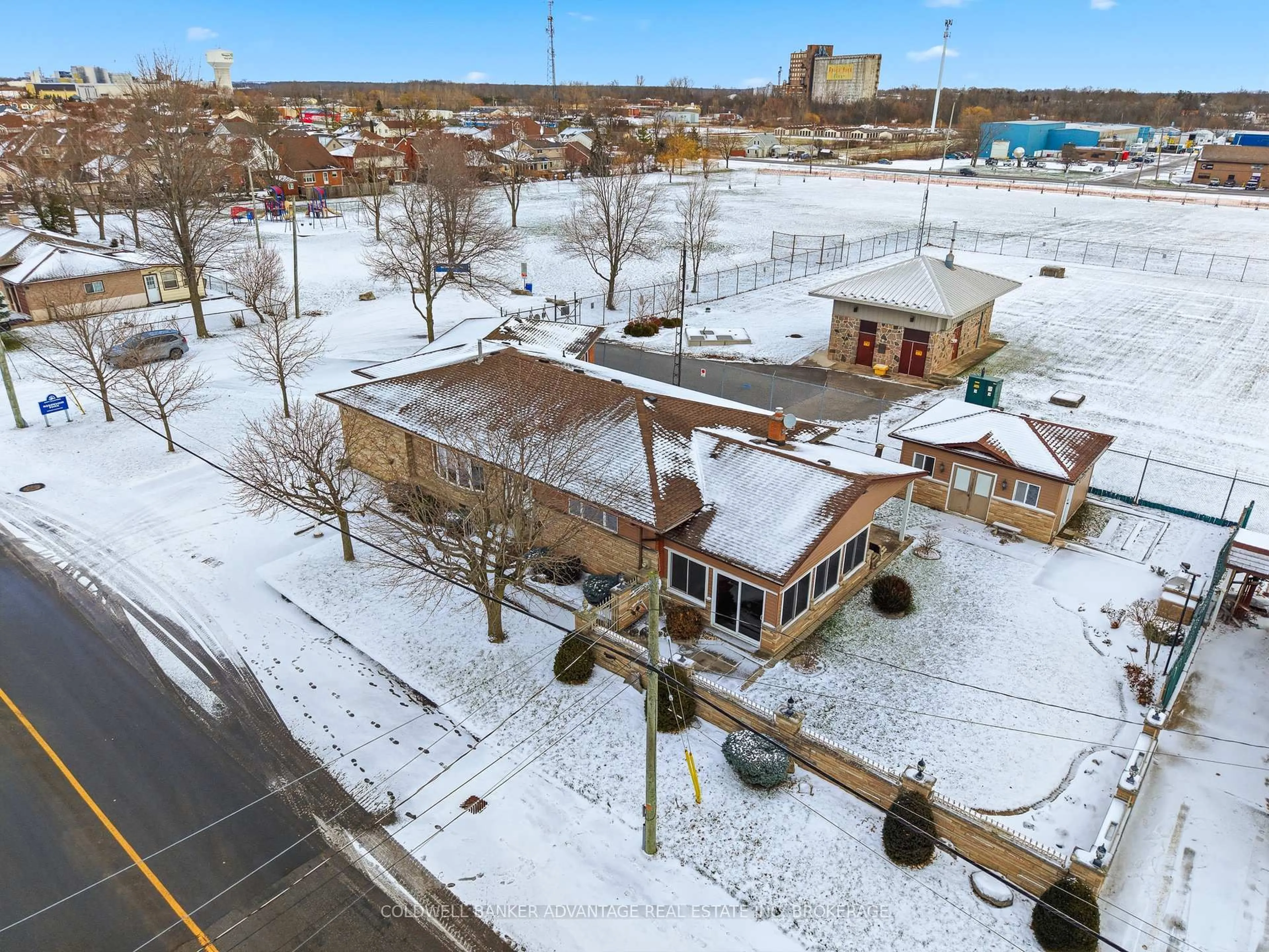 A pic from outside/outdoor area/front of a property/back of a property/a pic from drone, unknown for 791 Fielden Ave, Port Colborne Ontario L3K 4W5