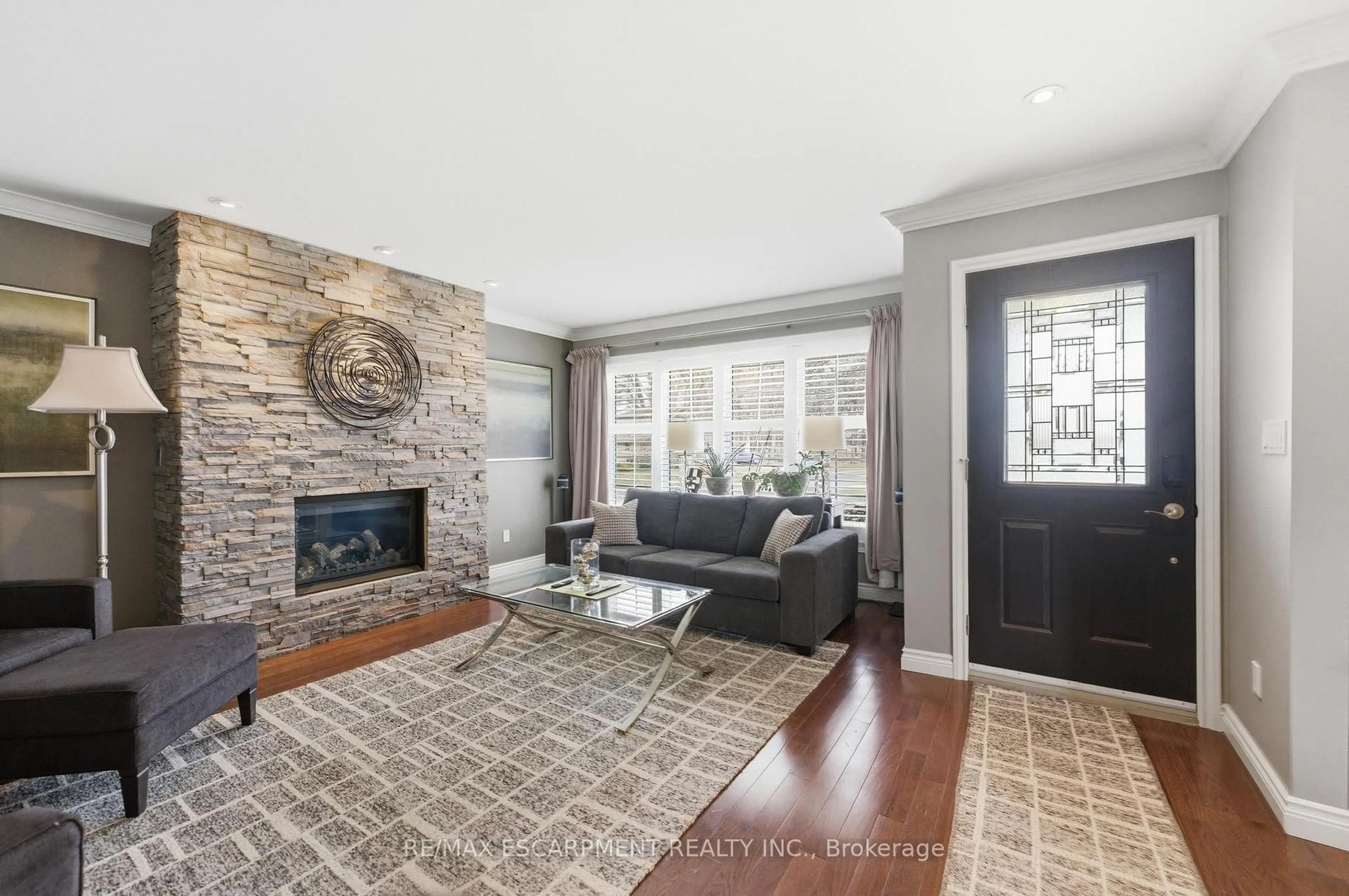 Living room with furniture, unknown for 31 Marshall St, Brantford Ontario N3R 3C8