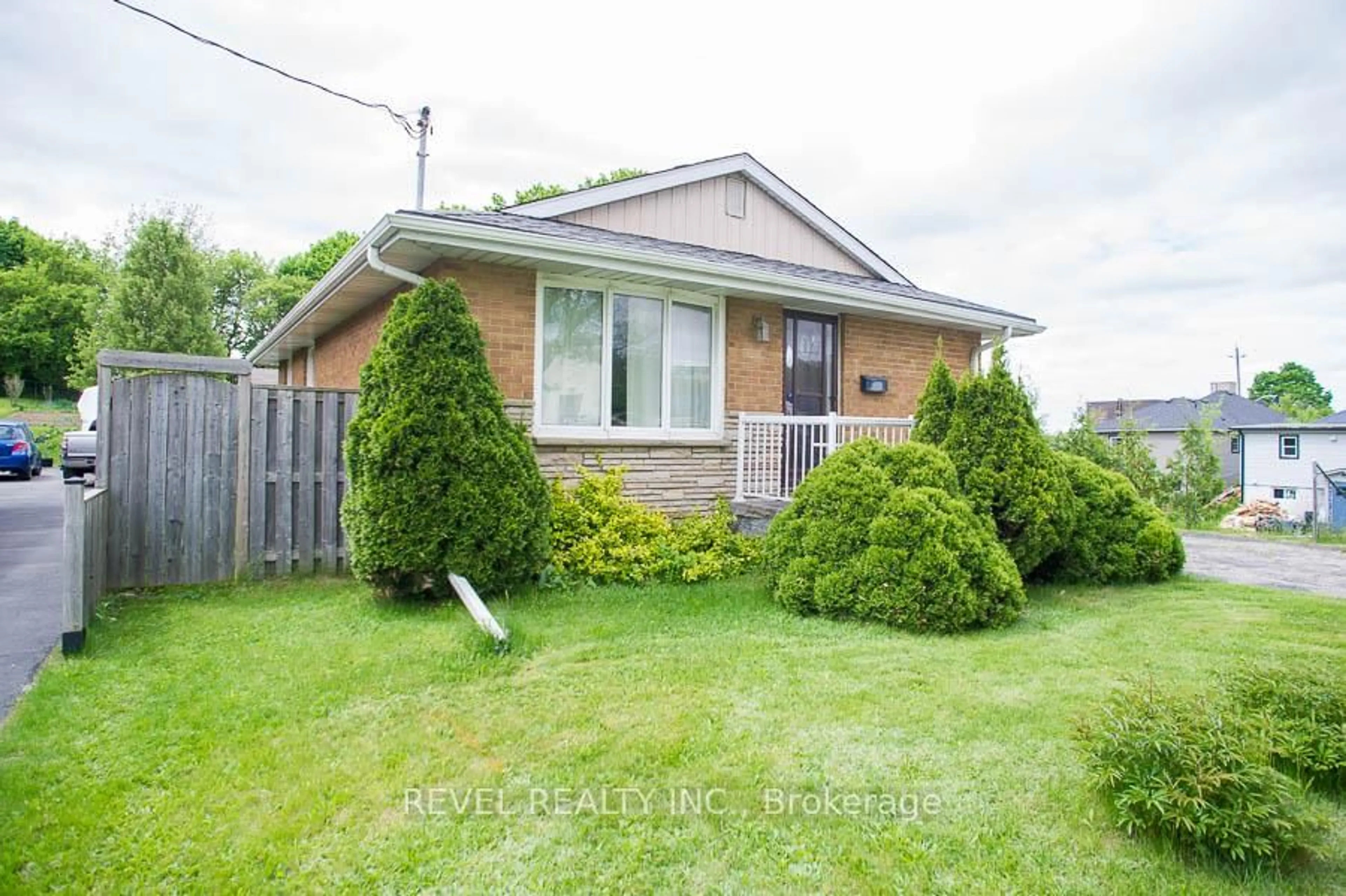 A pic from outside/outdoor area/front of a property/back of a property/a pic from drone, street for 120 Henry St, Brantford Ontario N3S 5C7