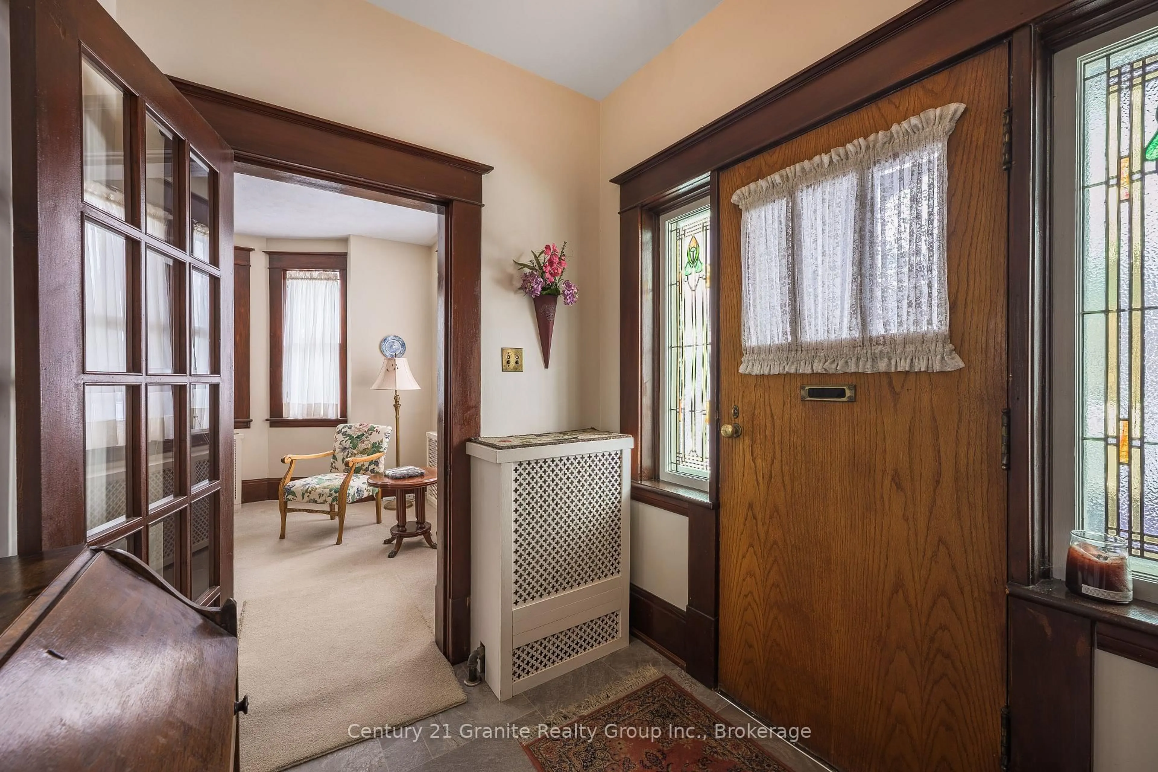 Indoor foyer for 84 Cambridge St, Kawartha Lakes Ontario K9V 4E2