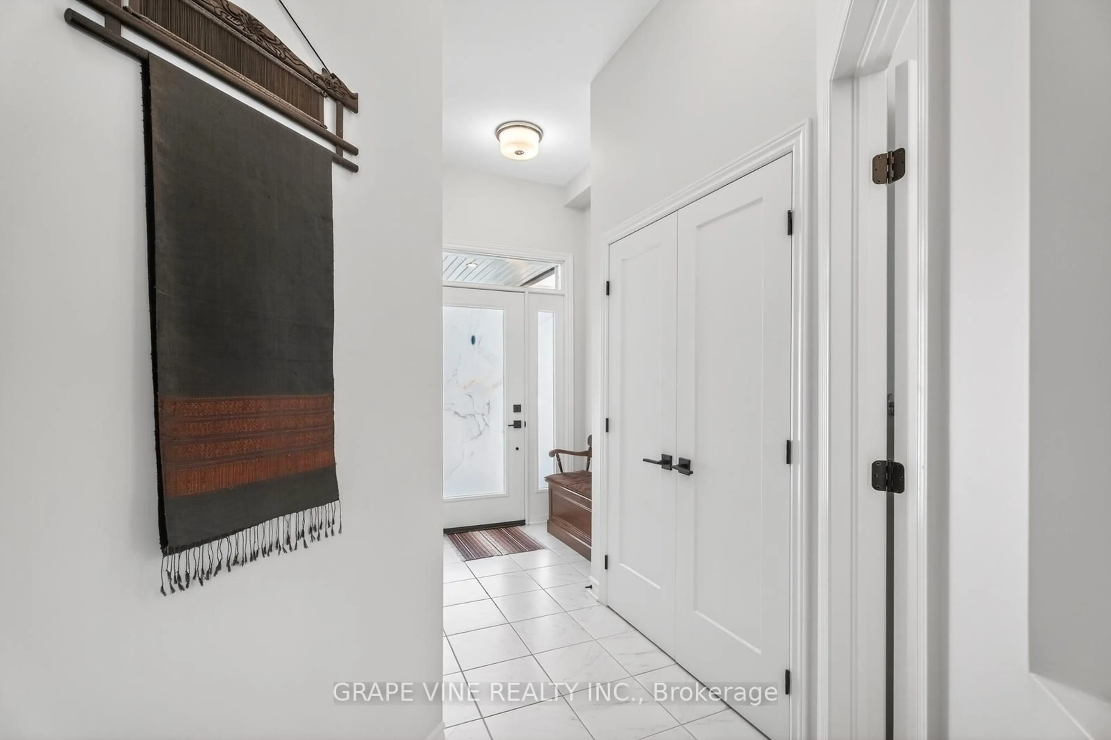 Indoor entryway for 644 Vivera Pl, Ottawa Ontario K2S 2N1